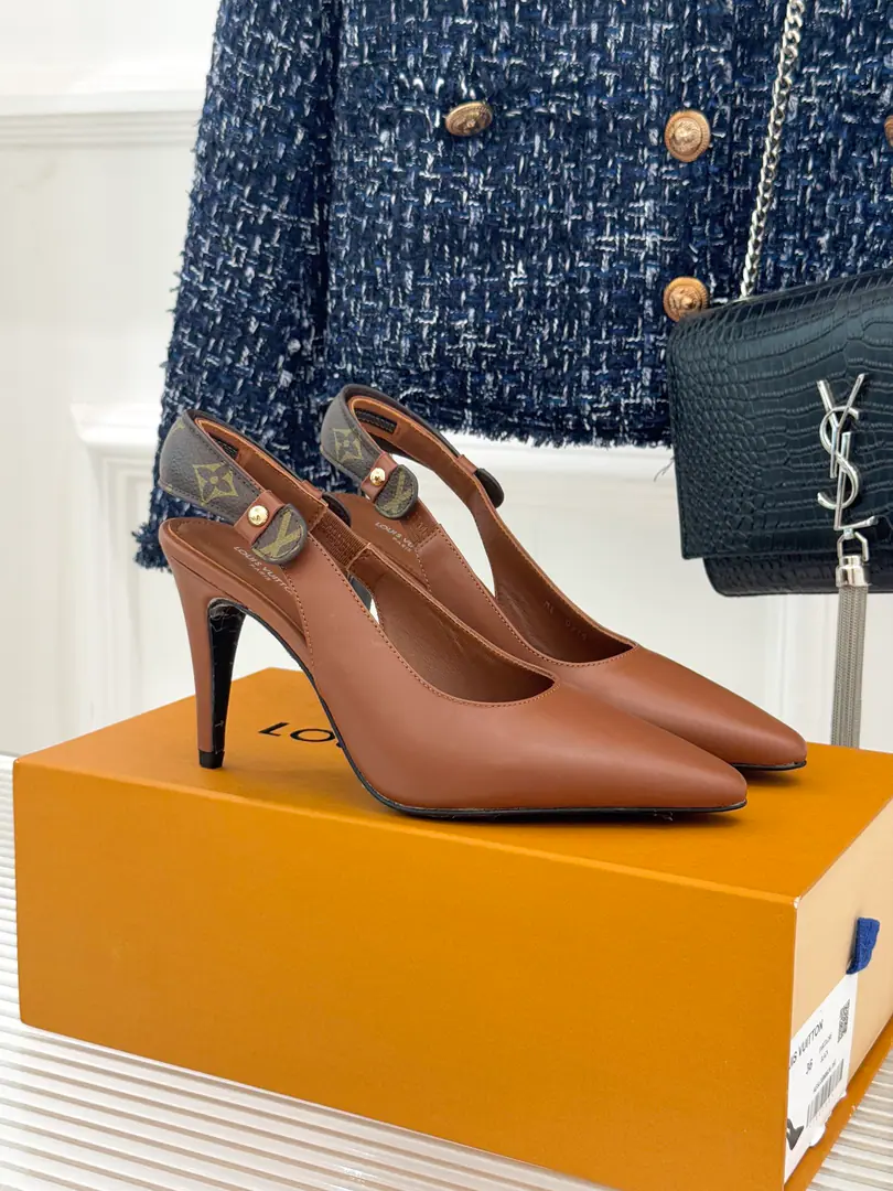 🏧𝐋𝐕The new ass. The old flower has a little cat and sandals behind her. Top-level repeat high-end quality Facework customized leather with original The insides are all sheep's skin. Italian imports are so thick. He's tall.8cm, 5cm, Flat Size35-41 [40.41Custom]