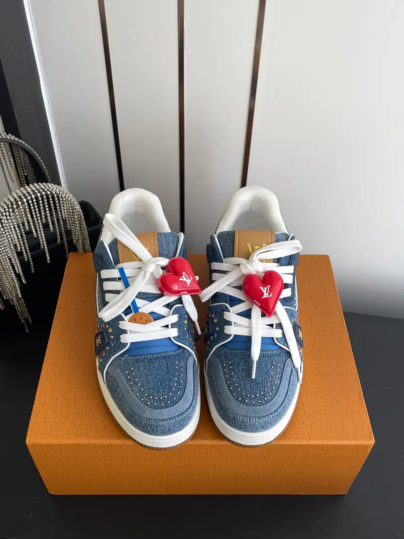 🏧[Append➕60] 𝐋𝐕 𝐓𝐫𝐚𝐢𝐧𝐞𝐫Louis Vuitton. Sports shoes Skis.👫Couple money. Original procurement development Make the goods. ParagraphLV Trainer The sneakers are chosen to use cattle leather to shape the face of the shoes., It takes hours of heart sewn to complete.. Classic from Virgil Abloh The hand., Showing inspiration from the ancient basketball shoes.. Fabulous.: Original customized head-level cattle skin Uchi.: The original custom-made air network. Otsumi!: Original Open-Screen Double ColourTPUGroup Bottom Codes: 35-44