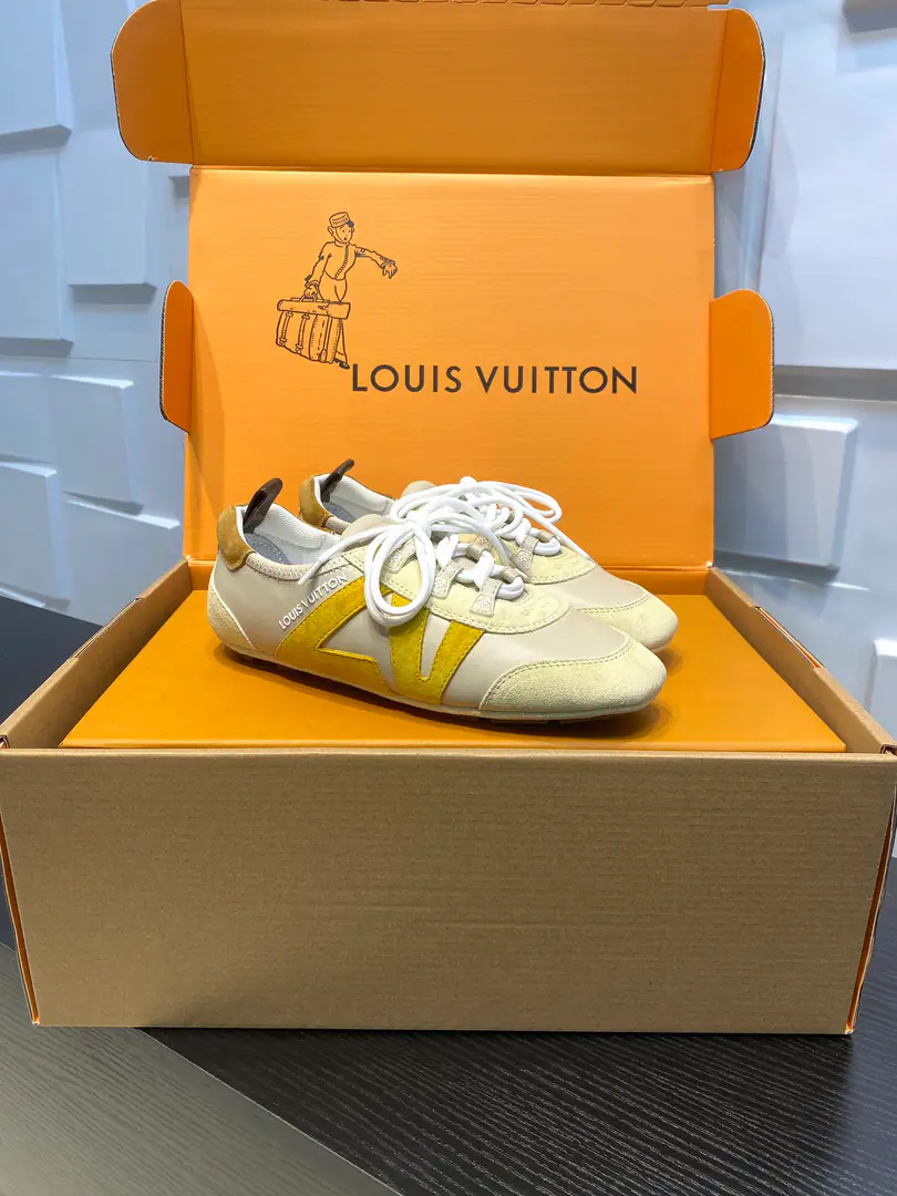 Top Version LVLouis Vuitton. LHome. Donkey. LatestSneakerinaSeries Couple money. Ballet sneakers. - Tetsu. Leisure Flat shoes. Shoes. Original procurement development Make the goods. This one.LV Sneakerina Ballet wind shoes make flow lines with silky cow leather., The comfort of lightly shaped and sports shoes with ballet shoes.. Side LV Marking and Monogram After the canvas, bring the details., Sacchetto Process and TPU The outside is a softer dress. Send a cabinet for fine packaging🛍📦 ▪️Fabulous.: Original customized import of head-level cattle skin ▪️Uchi.: The original custom-made air network. ▪️Shoes under the sole.: Original modifierTPUMaterial ▪️Bottom: 1.5CM ▪️Size: Female35-41