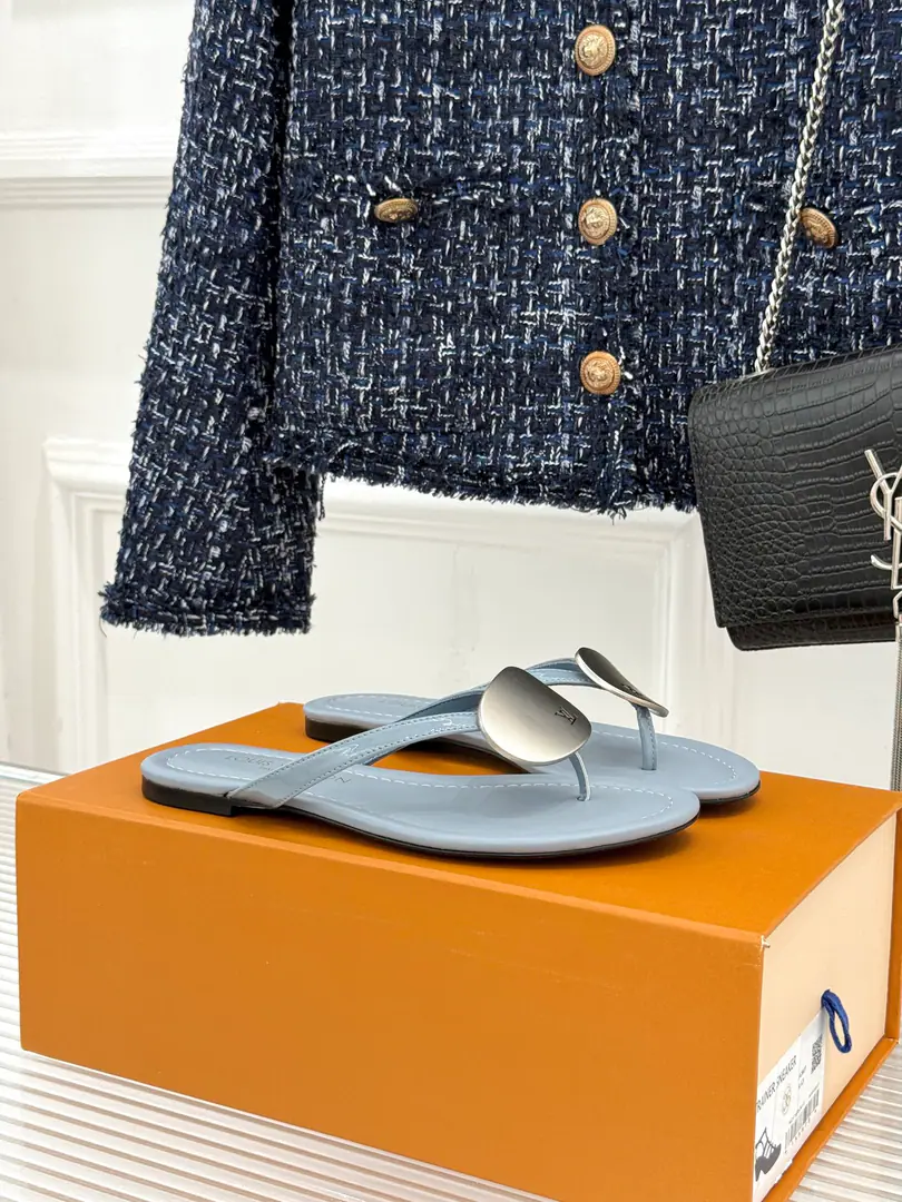 🏧𝐋𝐕Louis Vuitton. New paragraph Treasure Fong Metal buttons. The flat with the toe-toe sandal slippers.. The fabric is custom-made for cattle skin. I'll put my foot on the skin inside. The original Italian is a big one. Size35-41［40.41Do it.］