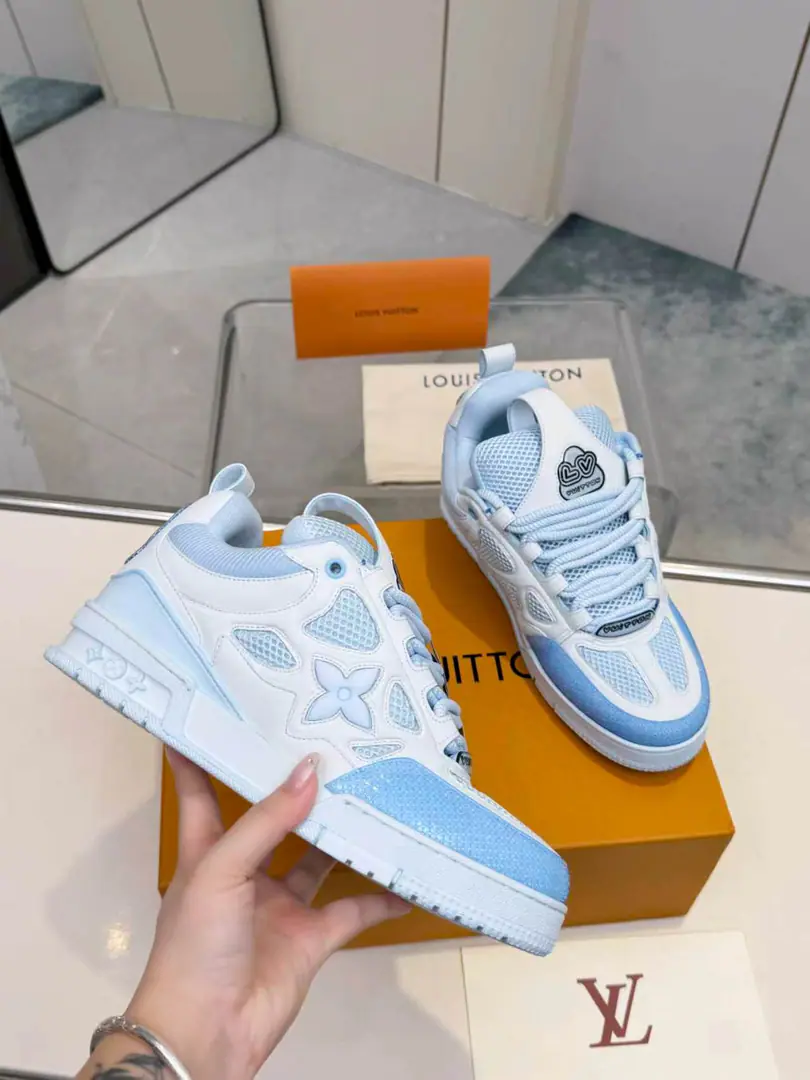 Plant price LV Skate Ice-blue-net skateboard shoes.｜Spring and summer, Qingxin, the luxuries shoe pole. 1.Total milk and white+A light blue impact design., ♪ The sight is so soft ♪, Both men and women can handle it.. Shoe face blends with top-story smooth cow skin., Particle pressure tan., The beehives are three types of material., The layers are so rich that they can get the heat out.. The four-mungsted-square-square-species rubber is a series of iconic designs., Process solid stereo. 2.The thicker sponge shoe is wrapped in comfort and no foot., Coarse saliva straps reinforce street attributes. Quadratic rubber with branded flower tattoos, A combination of face value and shock-resilient effect, The deep-tooth line is smooth-proof., A combination of skateboarding and daily commute.. 3.The colored ones don't come easy to break., It fits most of the leisure style., It's not too much to say., The details are all over the place.LVHigh-end shoe manufacturing process, It's a spring and summer shoe.. 4.Packaging: Full package 5.Codes: Couple money.35-45Code