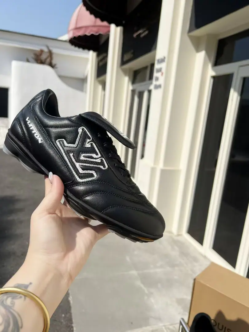 2025New annual paragraphLVCouples with the same pair of shoes., 🔥🔥🔥It's just a fashionable thing to wear. This one. Footprint Soccer ♪ The sneakers on ♪2025The spring and summer fashion show., Yes.Pharrell Williams The first time I ever designed a football shoe.. Shoes are inspired by football that goes beyond generations and cultures., Echo2025Spring and summer fashion show., Theme for universal participation. Shoes are famous for their fluid design., The side is moving.IV InitialsSigning dots, The shoe-teleton straps are inspired by football.Lvers UnitedEmblem., And the soles of the soles of the rubber shoes are a lot of Louis Vuitton.. ♪ Fancy and leisure ♪ The fashion world., Codes（Female35-41, Women41Do it.）（Men39-46, 45-46Do it.）