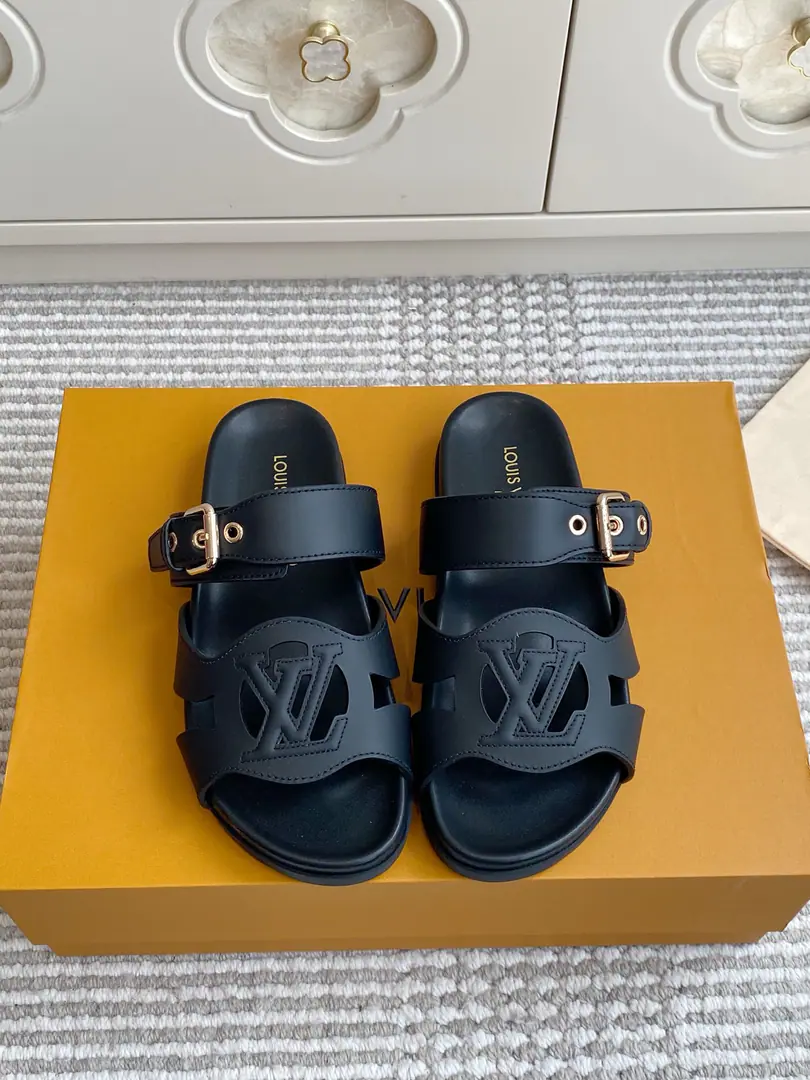 Batch 🐳LV｜ISLADouble buttons, thick sandals.✨ The counter.26SSNew paragraphISLAHoliday Series, Summer Blast. Import head-decked cow skin/It's two types of skin., EmptyLVPrecision. Double-modifiable metal belt, You can fit with your legs. I'll put a thick, fat, fat, fat-ass waterboard., I'm not tired of walking. Original flower-stressed, slide-proof rubber floor., Full details. size: 35-39（40.41.42Do it.）