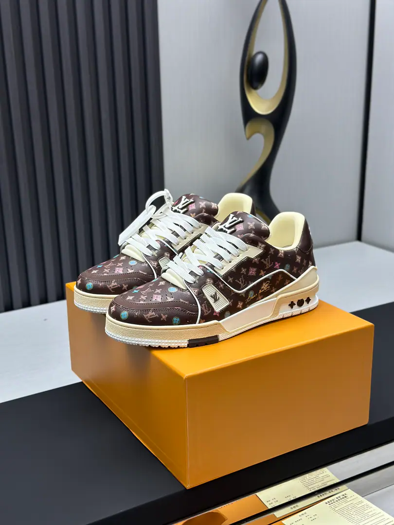 The factory is selling it. Top Version LV-Louis Vuitton.-A classic show. Empty glue process·Original1: 1Develop Rematch！！The upper foot is very comfortable. Luxury materials, - I'm doing a little work., The bottom print is European English letters. The shoe face is combed by Italian imported cow skin., The side of the side is branded.LOGOSigns and signatures, The latest emulsion pad.➕The netted inside., I'm so comfortable with my feet.. Original factory-specific double colourTPUGroup Bottom. Packet process Solid sewn by locks Fabulous.:Uniquely customised head-deck skin. Parts:A private model.Vuitton Marking Uchi.:Customize silk slides.-In the top silk cow. Otsumi!:TPUCombine heavy ground grinding and skating yellow Foot.:New emulsion pads.-The veil is sweaty. Pool process:All computer needles are wired. Shoeheads. Backset Cold thermal mode. Full pull-out. Medium down.logoStripes Box packing -Shoe belt. Certificate Card Notes Accreditation Dustproof bags The best wrapper on the net. Female35-40Men38-46（38/46Make a no-refund order.！