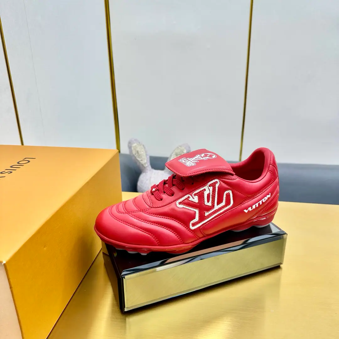 Plant price 2025New annual paragraphLVCouples with the same pair of shoes., 🔥🔥🔥It's just a fashionable thing to wear. This one. Footprint Soccer ♪ The sneakers on ♪2025The spring and summer fashion show., Yes.Pharrell Williams The first time I ever designed a football shoe.. Shoes are inspired by football that goes beyond generations and cultures., Echo2025Spring and summer fashion show., Theme for universal participation. Shoes are famous for their fluid design., The side is moving.IV InitialsSigning dots, The shoe-teleton straps are inspired by football.Lvers UnitedEmblem., And the soles of the soles of the rubber shoes are a lot of Louis Vuitton.. ♪ Fancy and leisure ♪ The fashion world., Codes（Female35-41, Women41Do it.）（Men39-46, 45-46Do it.）