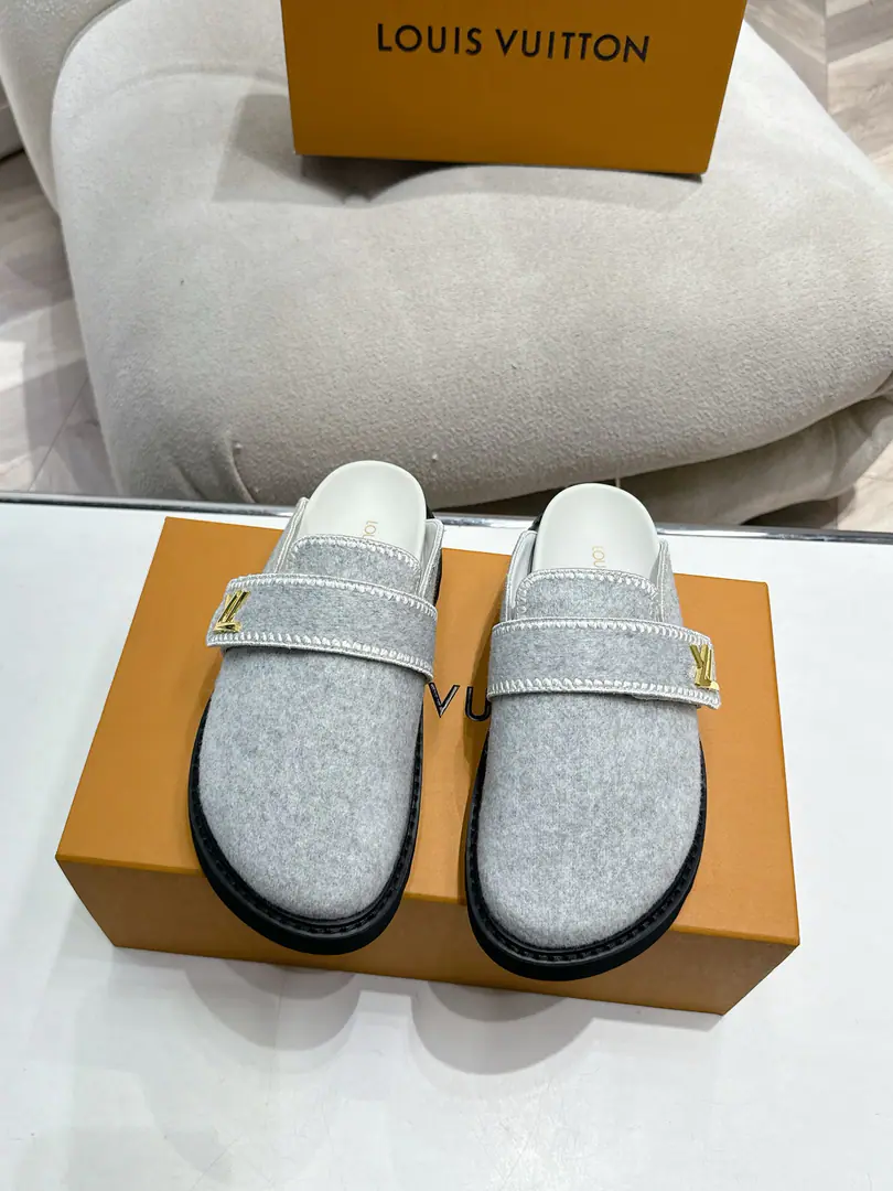 I'm sorry, but I'm not sure I'm gonna be able to get a new purse. winterbreak comfert Flat slippers.LV Letters andMonogram The skin of the flower-drawn pattern., It's a mix of wool., It's all right to wear it inside and outside.. Pure wool., High-density foam material from the water table, Light and comfortable., There's a certain thickness on the soles., It's good to be up and up.！Fine. size:35-45