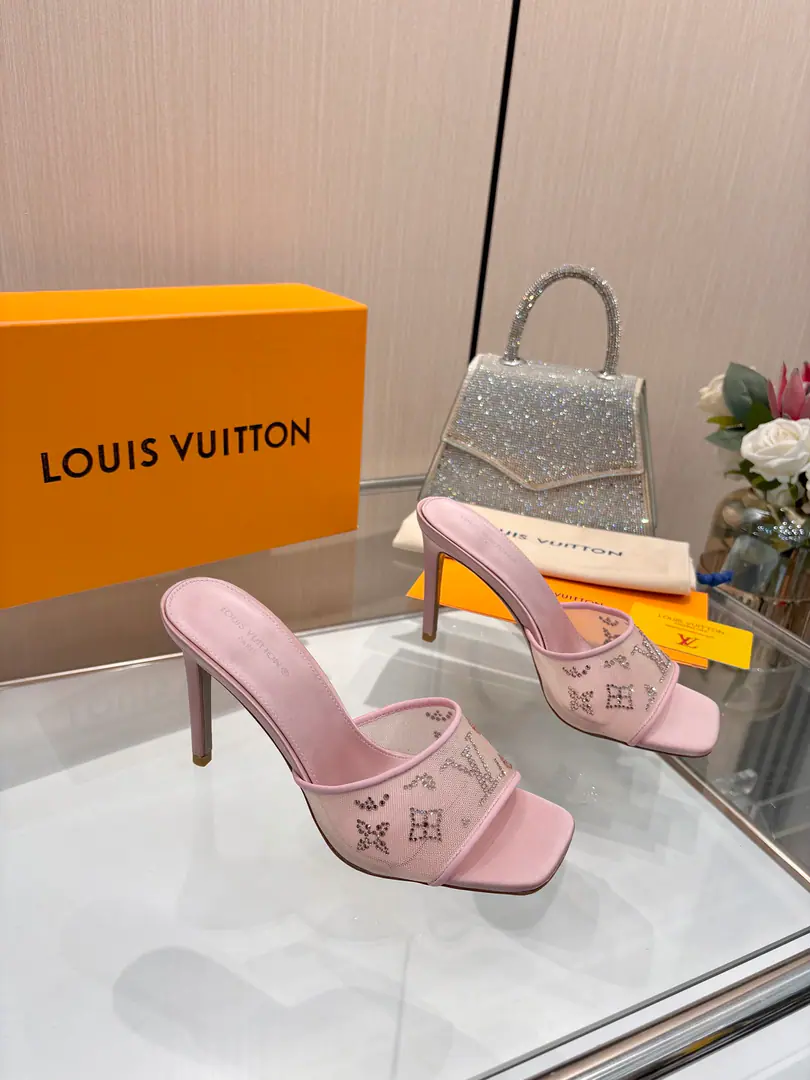 Plant price 【Requisition level】, Louis Vuitton 2026The official spring and summer series.！Perfect., New heels.🆕, Synchronise update of the network Lv- The drill.“logo”With a little bit, Shoe-face ironing rig., The details are full., The effect visual feast.💯It's hard to hide.lvThe grace is just fine., The upper foot is comfortable., Women are so good.. New original inverted, model, Extreme1:1shape, You're a good worker., Importing high-end fabrics shows a sense of precision.！ Fabulous.: Import net veil In the inside, it's a fine soft sheep., Foot.: Importing silk cloths, Italy is a big-ass country. 9CMFlank bag and... Codes: 34-41（34.40, 41, Customize or not change） ​