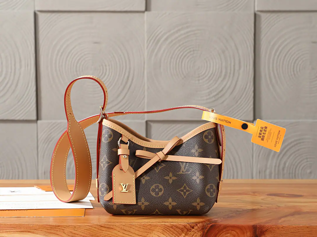 P【 C01Dynamic chip】‼️Top First List, Enhanced version‼️Nano CarryAll The bag is a new classic in the form of a lindling.. Monogram The canvas is tied to the leather-coloured edge., The details of the belts are so warm and radiant., Decoration Name Card Dot LV Letter. Metals show the proper tone., Reconciling shoulder belts to multiple backseats. Model: M2A Dimensions: 16 x 15 x 9.5 centimetres (Length x High x Kuan)