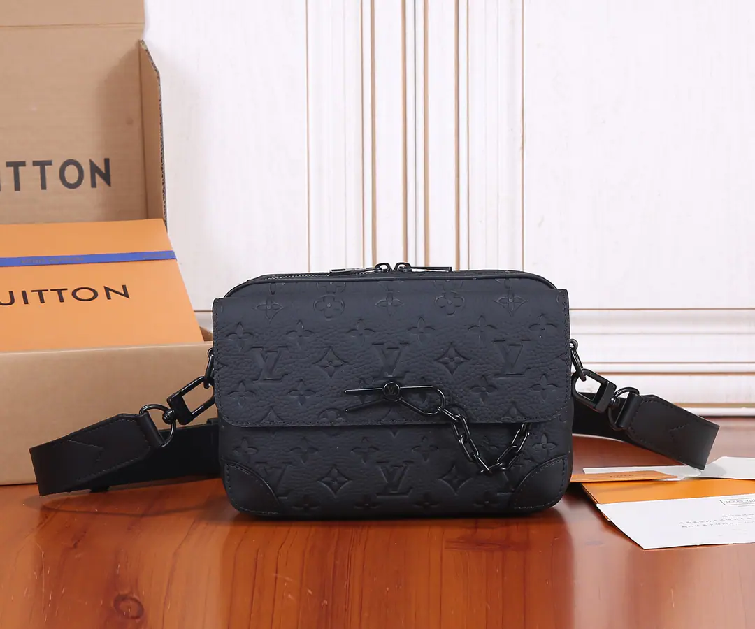 Top First List✨‼️Original development, All steel hardware.👏👏Paragraph Steamer Mailman Package Monogram Ballast Taurillon Leather., Retraced by reinforced corner and chain and pin elements Steamer Handbag Design. With a wide-open layer and a button flipping front pocket., A adjustable shoulder belt allows for ease of carrying. Taurillon Monogram A striped cow leather with a piece of metal lined up in a fabric of leather leather.Steamer A chain of style, a bag of arms.: Disableable, Adjustable！！Model:M23742. Dimensions:24x17x5CM