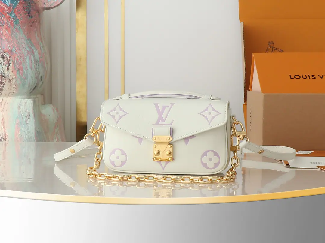 【Top First List It's so exclusive.】M23940The white and white. Whole-skin mailman package series Pochette Métis East West The bag came from Milky Way Series, For Soo-ah. Monogram Empreinte Leather pressure. Monogram Pattern. Leather handle., There are many ways to carry the unconnectable chains and shoulder belts.. 21.5 x 13.5 x 6.0 centimetres (Long x High x Kuan)