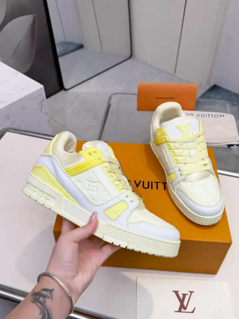 Plant price LV Trainer Spring-shy-square-coloured slabs. As branded high-end leisure shoe poles, These low-saturated, light-coloured departments are built for spring and summer., This time bring fog., Milk and lemon., Three blues of clear ice., Balancing the colour values, Shoemaking and appliance. The whole pair of shoes is selected for the imported head-pumped cow skin., Shoes are pressured to the same color.MonogramFlower Darkness, Light refractions the fine interior of the texture, "Forget the exaggeration of the large area of the stamp.". Brand letters are printed using a sculpting process in the sculpturing belts with the sign of the shoe waist., Match side.LVSquare Skins, Multiple tailors., All oil containment on the edge of the skin., It's a good way to avoid the problem of wearing a long-term skin.. Function Configuration, Shoes filled with high density bounced back into sponges., The condition of the weak shoes.. A classic pulptone brand with a double-story pulp rubber on the bottom side., Bring moderate increases in effect, Internal shock buffers for the base of the shock.. The external intersection of the textures combines smooth and grinding., Daily commute, It's a good match for a short trip.. Three colours clearly distinguish.: The mist is a very simple color., Light Business, Extremely simplecleanfitIt's all there.. Cream yellow and old., Gives you a soft touch.. The ice is clear and clear., It's a popular choice for the current players.. Shoes. Optimized wide-ranging treatment., Both men and women can handle it., The light-tone color fits the cowboy., ♪ Pitchy pants ♪, Most of the clothes are for the rest of the pants., It's a light and luxuries that enhances the accuracy of the device.. Packaging: Full package Codes: Couple money.35-45Code