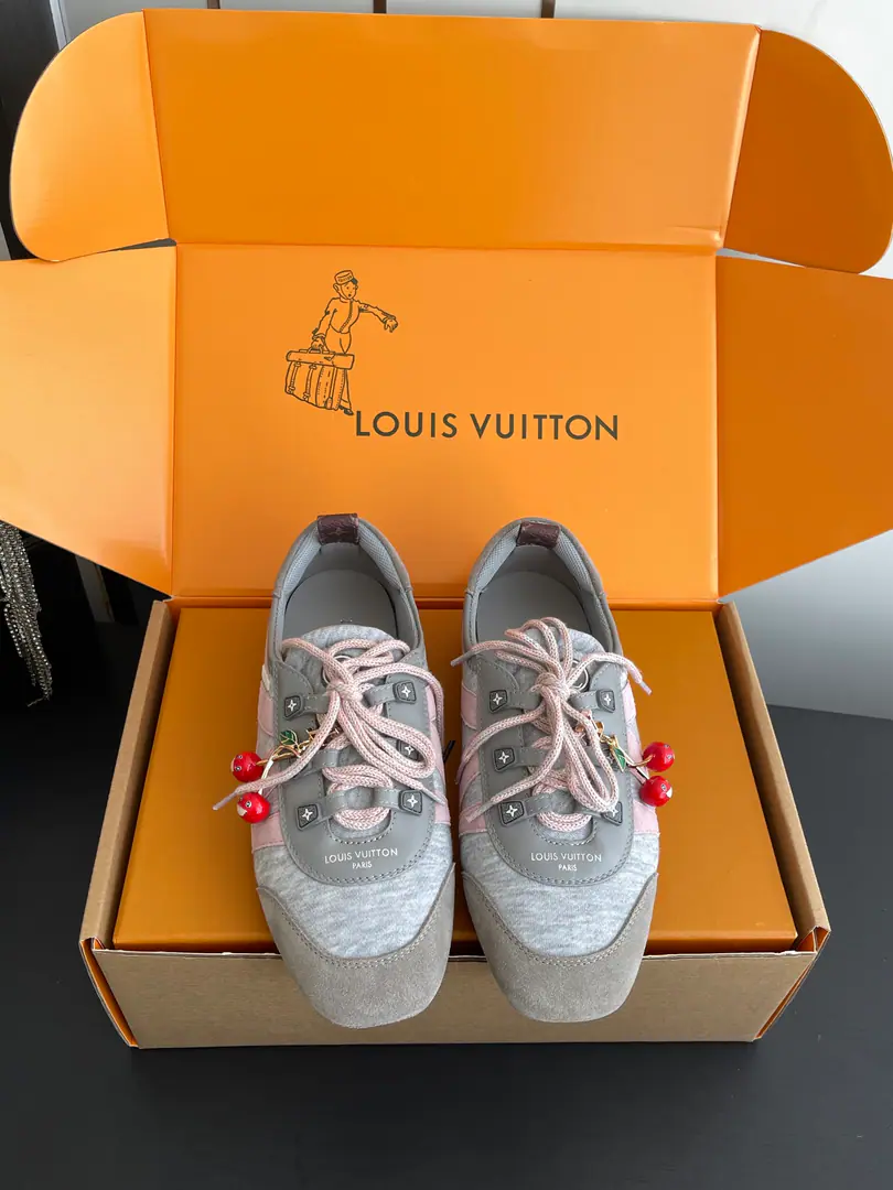 [🍒Cherry.➕60] 🏧𝐋𝐕 SneakerinaThe ballet shoes. Flat shoes, leisure shoes. Paragraph LV Sneakerina Ballet sneakers for summer., Will Monogram Daningbu is a fine match with the same colored cow leather.. The pair of shoes with the color. Monogram Flowers hanging, It's a fun one.. Sides are accelerator. LV Letter and rubber Louis Vuitton logo, The distinctive features of the current design. Monogram Daning's fabric./Cow leather./A leather belt. Louis Vuitton ElementsSacchetto Process infusion TPU Outside Codes: 35-41（40.41Do it.）