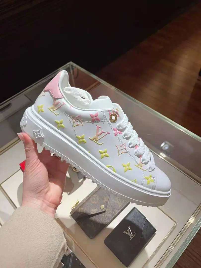 The money comes in., Big deal.！Paragraph Time Out The sneakers came out of the... 2021 Summer accessories, Skin and clothing series, To the soft cow skins to the Louis Vuitton classic. Monogram Gradient Color of Patterns, We'll match the same color and the thicker side.. Fabulous.: Silk cow skin., I'll put my foot on the skin inside.（Bullskins.）.Match. Female35—40《34,41,42It's a deal.》.You can be a man.38—45.