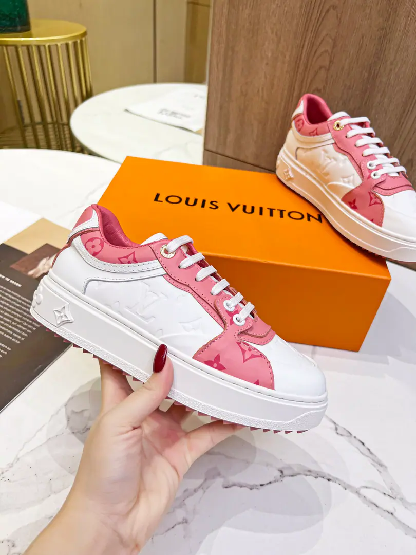 Time Out LVI'm putting my sneakers in Louis Vuitton. 2023 The fashion element of Spring and Summer.. Leather shapes the luggage plate., "and echo the line of darts. Soft cow leather stamped on you. Monogram Pattern, Monogram Flowers with thick rubber outside.. Detailed features Monogram Skins of the oxen. Clip the rubber outside. LV Little white shoe letters and laces. Louis Vuitton Baggage Decoration Peeping eyes, the Louis Vuitton logo. There's a back end. Monogram Painted canvas. There's a side of it. Monogram Flowers.. Codes35-42.Welcome to the top sheet.！