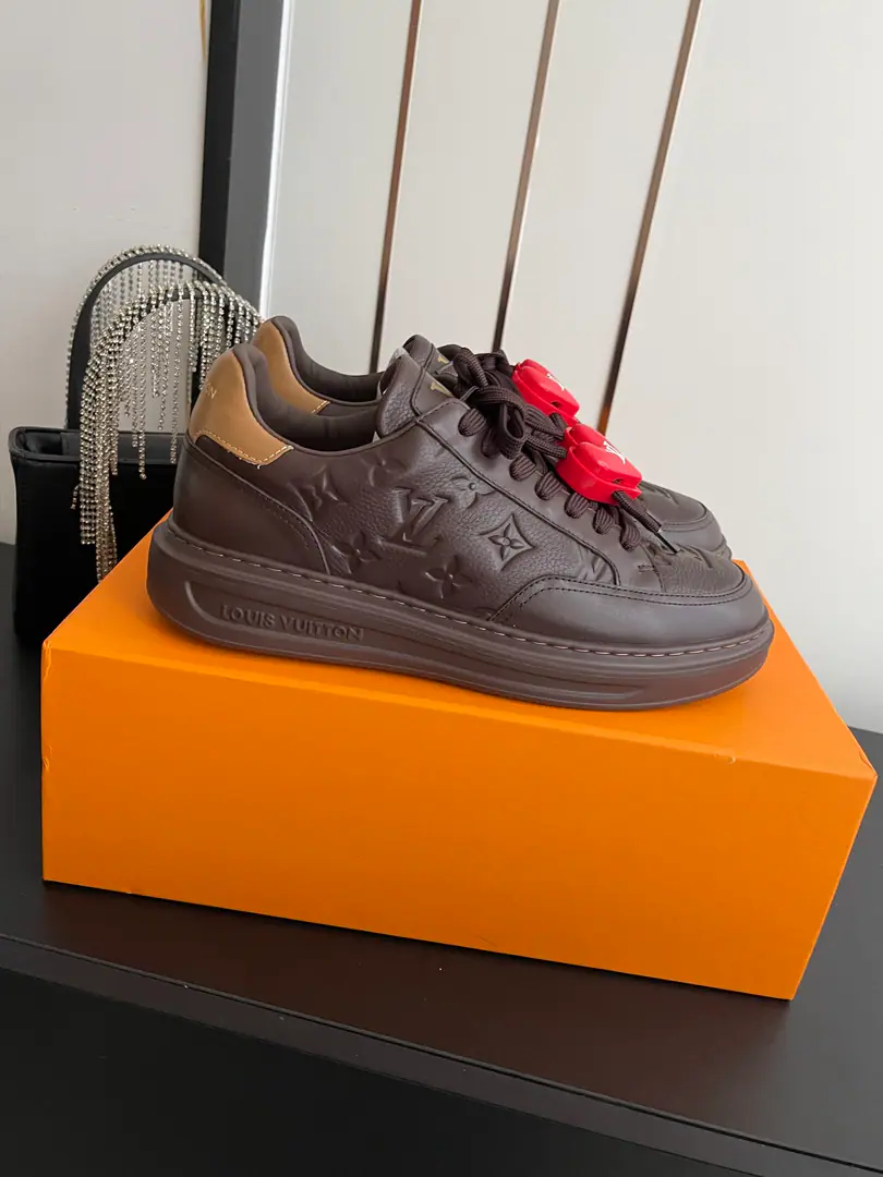 Men [Append➕60] 🏧𝐋𝐕 𝐓𝐫𝐚𝐢𝐧𝐞𝐫Louis Vuitton. BEVERLY HILLSCouples' sneakers. Leisure shoes.. Beverly Hills The new design is a modenian for sneakers. A pocket for mirror cow leather. Monogram Pattern A thick and light rubber outside to achieve comfort. It's got a Louis Vuitton logo. With the shoe tongue. LV The letters are mutually reinforcing.. Monogram Mirror cow leather. Shoe belt. Louis Vuitton Elements The rubber bottom of the label Louis Vuitton. Codes: 39-45