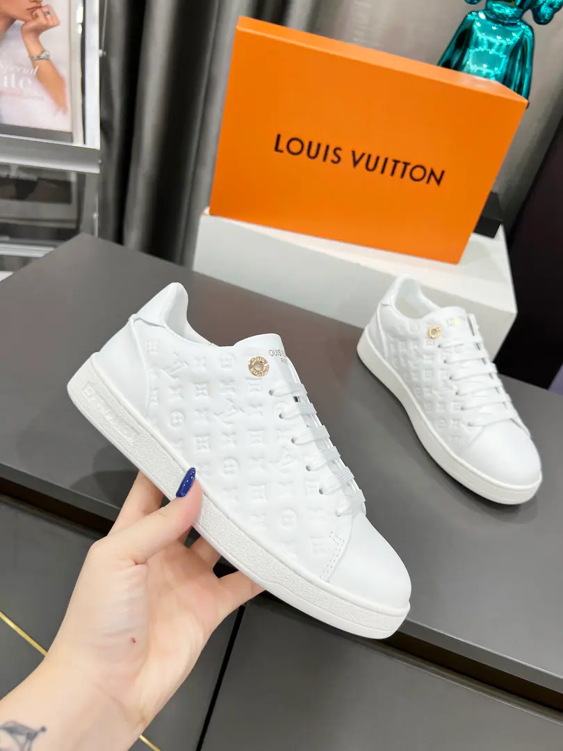 LVWhite shoes.Frontrow LVThe sneakers are re-evolving this season., It's made of soft little cow skin., It's marked.MonogramPumping pattern. The shoes are so elegant., With fine detail, Plus undisassembleded mats and feet., I'm comfortable in that.. Detailed features Rubber Peeping eyes, the Louis Vuitton logo. Louis and Vuitton Shoe belt decoration The outer edge is marked with Louis Vuitton.. Codes35～41（34, 42- It's a deal.）Welcome to the top sheet.！