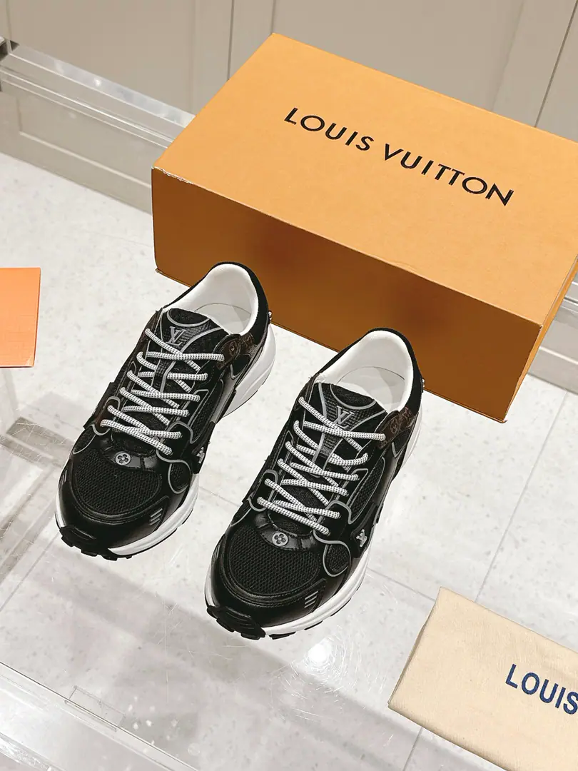 LV Louis Vuitton.LHome. Donkey. LatestOlympiaSeries Couple money. King of Silver Horn. Leisure Sports shoes Run-shoes. Paragraph LV Olympia Technical and technical materials such as the mesh and metal-skinned leather for the integration of sneakers, Design classic shoe remodeling with a simple and easy view.. Light EVA The exterior performance is a snuggler.. Monogram Presses with LV The letters and the details are rich enough to create a sense of recognition. Send a cabinet for fine packaging🛍📦 ▪️Fabulous.: Original imported technical fabric+Network ▪️Uchi.: The original custom-made air network. ▪️Shoes under the sole.: Original model rubber bubble material ▪️Bottom: 3.5CM ▪️Size: Female35-40 / Men39-44
