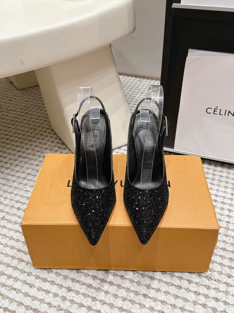 Top Quality Louis Vuitton 𝟐𝟎𝟐𝟔The sandals are empty behind the new heel. Picking cattle skins/Special bright spot.+Rear-and-regulating buttons design！Precision.LVMetal cutts+Pointy alien roast paints fine and tall.+Brand brand markings on heels., A long, sharp, stunned, leg-twig line.～Siu Gao and Elya are welded to their feet.～Xiang Fung～ Daily commute Dinner. I'm not dating anyone.～The atmosphere is steady and steady. - The upper foot is a good one.～Very advanced.～It's easy in every setting.hold- Yeah, I'm fine. Shoe.: Importing cow skin+- The drill. Littre: In the sheep's skin./Foot. Shoes under the sole.: That's a big one. He's tall.: 9cm Size: 35-41（40 41Make a no-refund order.）