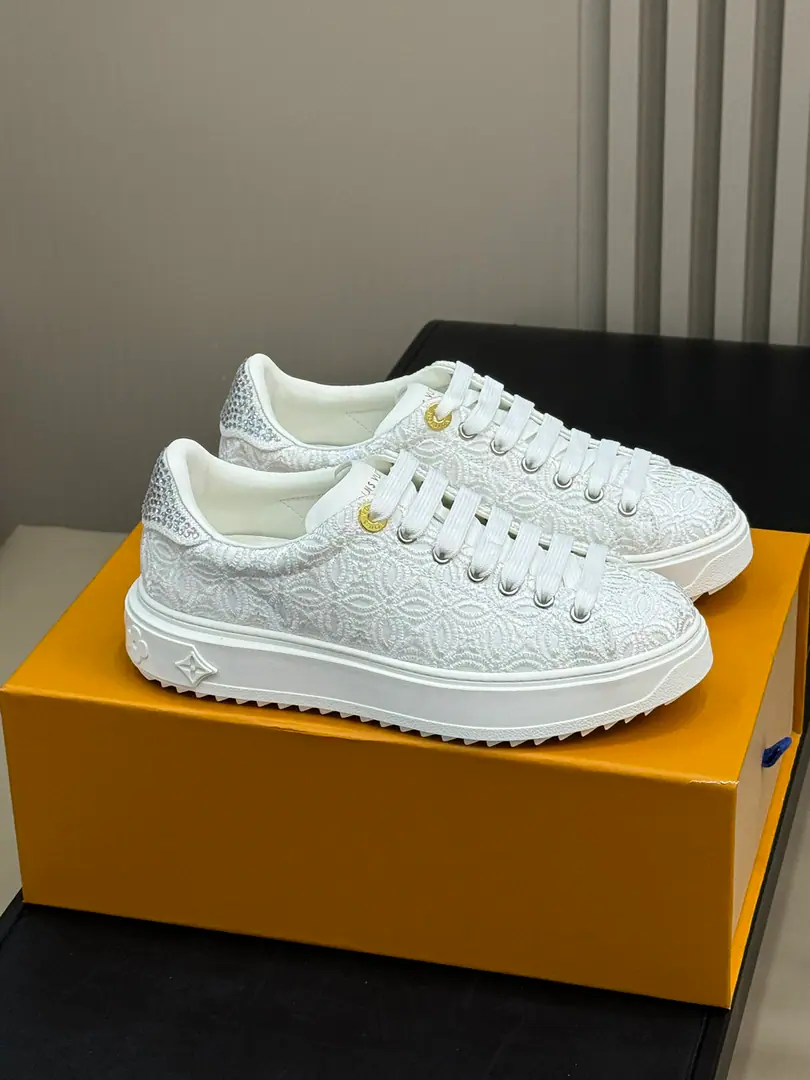 Top Quality Louis vuitton ss24 new arrival～ LIt's a classic thick-down sneakers.2024Spring and summer are new colors. The leather-coated man embroidered his shoes., It's superb., It's so hymn.！ Paragraph Time Out The sneakers are a mini-stamp for soft cow leather. MonogramPattern, - Oh, my God.L, v A classic design.. 3DIdentification dots, Cline the outside of the comb., The plaque of the eye adds details.. Top class.35-41