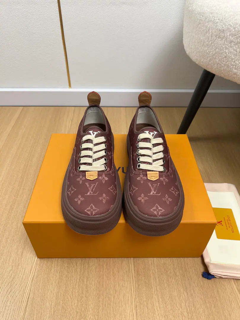 High Version🍸 Louis Vuitton Louis Vuitton. | 2026 ˢˢ LHome.2026Autumn and winter brand new. The owner of the counter is playing a newest-looking Denning cowboy. Pump flowers. Old flower. Thick Leisure sports shoes Slipboard Shoes Series〰 🔝Original purchase development for sale👍🏻Inspired by the... 2000 The ancient contours of the ages., LV Tilted It's a classic low-life man's sneakers.. It's a name that's a little slanted on the shoe tongue. LV Embroidation markings. The widebanded shoelaces are visible in proportion to the thick rubber plastics., Shoeheads. Damier Chessboard Ripples and Extradients Monogram Flower extension logo design language. This version is based on soft, fury cow leather., Leather eye blades highlight a motoon sneakers with a technologically superior processor.😍Full Details💯 ♺Shoe.: Original custom cloth stamp ♺Uchi.: Imports of sheep's skin ♺Otsumi!: Original OpenTPUSlipboard Base ♺Bottom: 3.5cm ♺Codes: 39-46（45.46Custom） ♺Packaging: Original Packaging+Aircraft box ♺Plant price