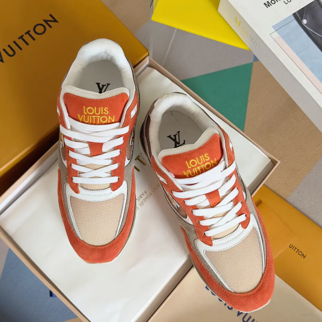 Top Version: Men LVLouis Vuitton. LHome. Donkey. RUN AWAYSeries Leisure Sports shoes Original procurement development Make the goods. Paragraph Run Away Sports shoes, fit. Monogram Daningbu and the technology grid., Showing the inspiration of running shoes.. Don't get into the work detail., Embroidery LV The letters were swayed over the side with the long tail of the comet., Louis Vuitton's logo is a shoe-strap. Send a cabinet for fine packaging🛍📦 ▪️Fabulous.: Original import of head-level cattle skin+Network ▪️Uchi.: The original imported air network. ▪️Shoes under the sole.: Original OpenEVA+TPUMaterial ▪️Bottom: 4CM ▪️Size: Men39-45（Custom46/47）
