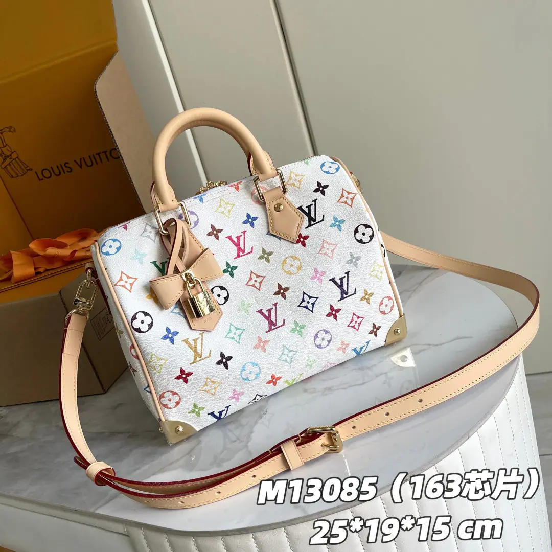 【 C01 Chip version】 Internal pricesP Paragraph: M13085 Original List Enhancement💪【I'm taking a background picture.】Paragraph Speedy Bandoulière 25 The bag is classic. Monogram The pattern is a bright color from the Japanese artist village., And with the butterfly-shaped key bag, it shows Louis Vuitton. x The spirit of the village cooperation series. Cow leather. Toron Hand handle and straps that can be deactivated and adjusted, The glitter locks and the corner quotes the brand luggage elements.. 19 x 15 x 25 centimetres (High x Kuan x Length)