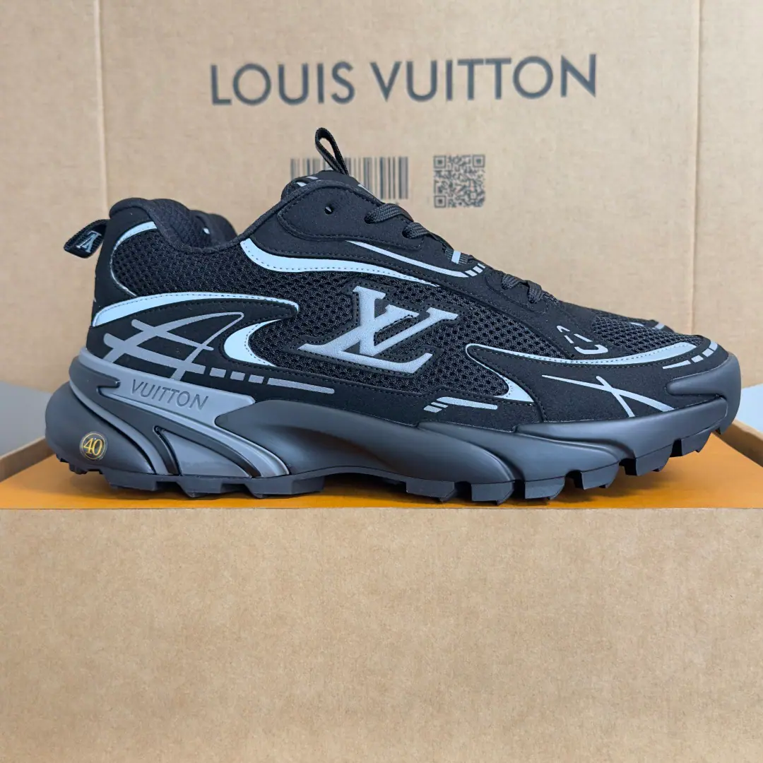 Top Version: Men LVLouis Vuitton. Donkey.LHome.TaticSeries Leisure Sports shoes Run-off shoes. Dad's shoes. LV Tatic Runner Sports shoes. 1990 The years of running shoes are inspired., And the new wave of sports aesthetics.. The eye and the technology together build the shoes., LV The letters are so colorful and moving.. The light-rolling outside brings with it a 24/7 comfort of wearing., More. Vuitton Sign it up. Send a cabinet for fine packaging🛍📦 ▪️Fabulous.: Original import of wool leather+I'm gonna get a little air-net eye. ▪️Uchi.: The original custom-made air network. ▪️Shoes under the sole.: Original Open-Screen Double ColourTPUBottom of Group ▪️Bottom: 5CM ▪️Size: Men39-45（44/55Custom）