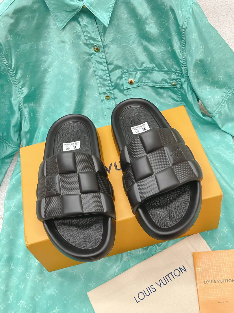 Out Couple money. LV 2023Summer New Money MonogramFrozen slippers Original TemplateI Materials Soft and moderate., Like coconuts. The bottom of the shoe is not easy to slip.. Total waterproof rubber I Body, The position of the soles is designed to be wide., It's not stuck in the back. It's a drag. Codes35-45