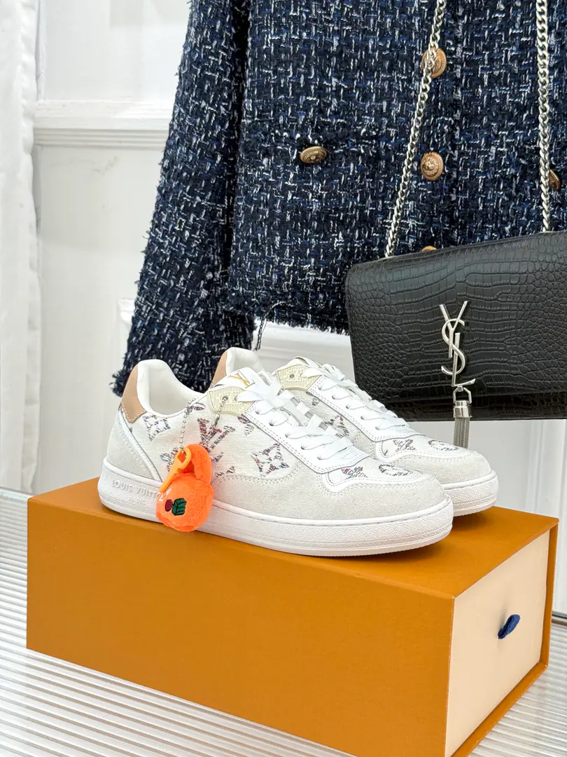 🏧𝐋𝐕Top quality of a donkey house. The new one is a couple.👫Leisure sports shoes The fabric is custom-made for cattle skin. The inside feet are all sheep's skin./wool. Original Opener CustomTPUOtsumi! size: 35-44 [Women40.41Custom]