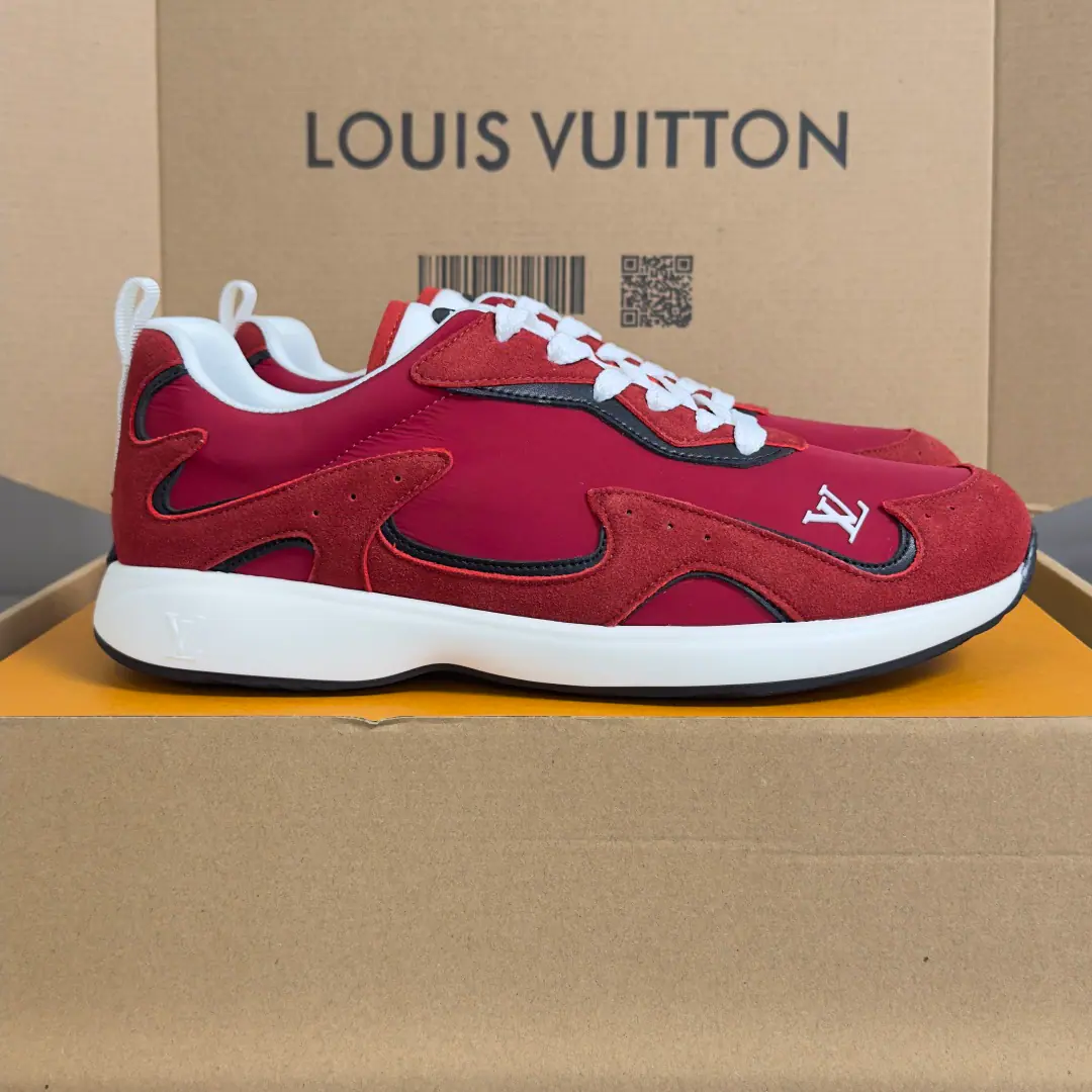 Top Version: Men LVLouis Vuitton.LHome. Donkey. FW26 NewDropSeries Leisure Sports shoes Run-shoes. Louis Vuitton's shoe-shoe series is a match for the needs of the occasion.: A-twigs and shoes, commercial or formal., Boots., Mokasin and LeFoot are all over the place., There's another brand. LV Trainer You can choose a high-end or low-end sports shoe.. Director of Creative Pharrell Williams Every season is a new classic. Send a cabinet for fine packaging🛍📦 ▪️ Fabulous.: Original custom nylon+Cow leather. ▪️ Uchi.: The original custom-made air network. ▪️ Shoes under the sole.: Original modeling of slide-resistant rubber material ▪️ Bottom: 3.5CM ▪️ Size: Men39-45