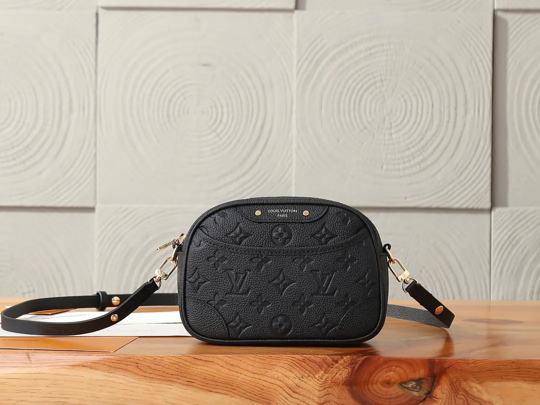P【 C01Dynamic chip】‼️Top First List, Enhanced version‼️Tiny Camera Bag The bag came from Monogram Empreinte Series, To put a little metal in the radiant cow leather., The everyday choice of the day and night.. Headset bags for credit or traffic cards, Reconciling shoulder belts to achieve multiple back-to-back approaches. Model: M25518（Black） Dimensions: 13 x 6 x 19 centimetres (High x Kuan x Length)