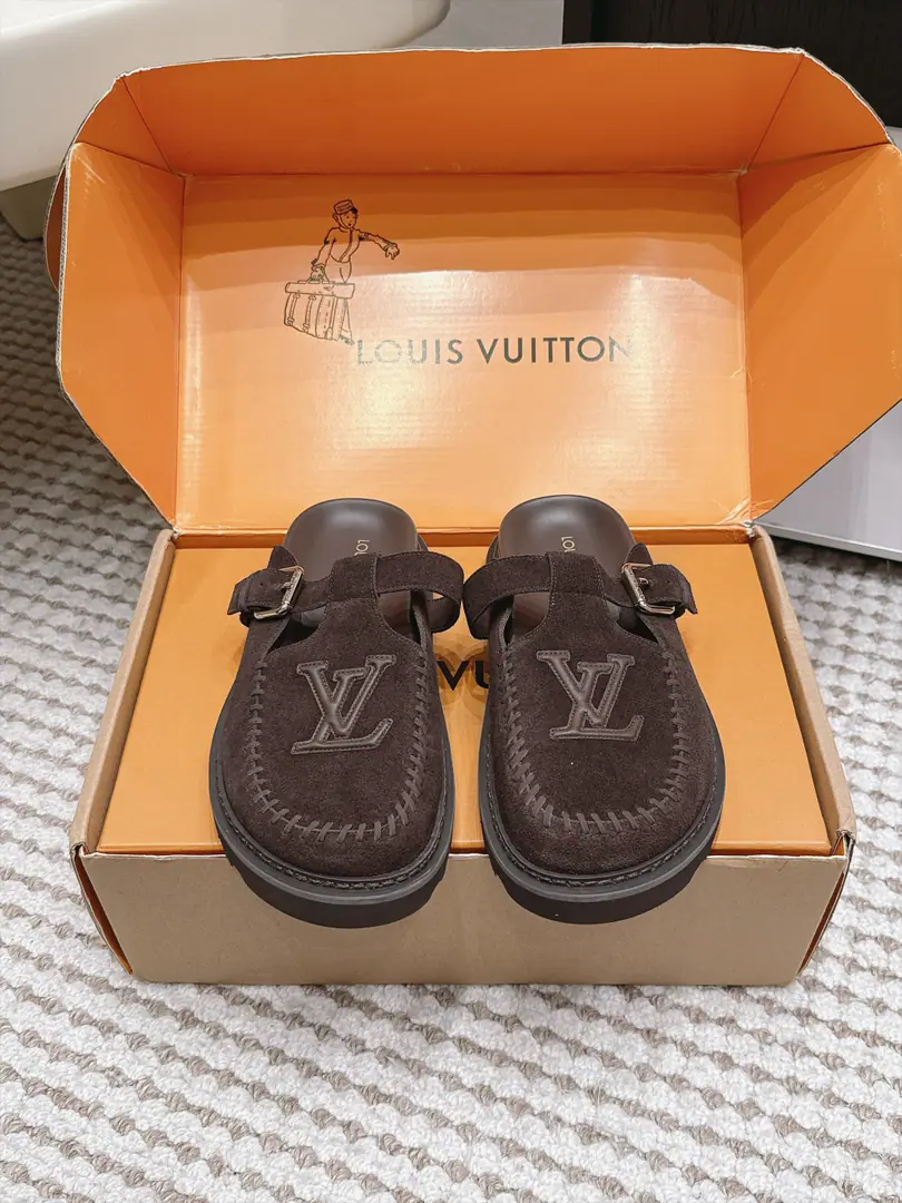 Requisition level LVLouis Vuitton.26/New paragraph Floor Muller slippers. The shoe's body is sewn hand-made to recapturing the ancient contours., Signal presses and metal button details are full., The thick core is stunned by the thick core., He's got a thin foot and a big air.. A cowboy., Leisure, The dress fits., The laxity of the laziness is so low-profile., It's a perfect balance between the accommodative and the delicate., It's a card card from the closet.. Shoe.: Imported sanded cattle skin Uchi.: Import of sheep skin Otsumi!: Original version to open Codes: 35-41 （40 41 Custom）
