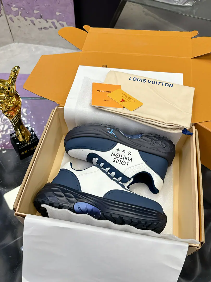 Plant LVThe latest sneakers. Out of the house, mountain shoes. 2024🔥LV | Louis Vuitton. Requisition level！It's a great sense of excellence.！A huge amount of money from domestic and international bloggers., Old and fashionable. The upper toe blew up.！The boss's push. ▪️🌹 Shoe.: Original customized silk cow skin ▪️ Uchi.: Import into the air network. ▪️ Otsumi!: OriginalTPUOtsumi! ▪️ Shoes.: 38-45（38 Custom without re-offer）