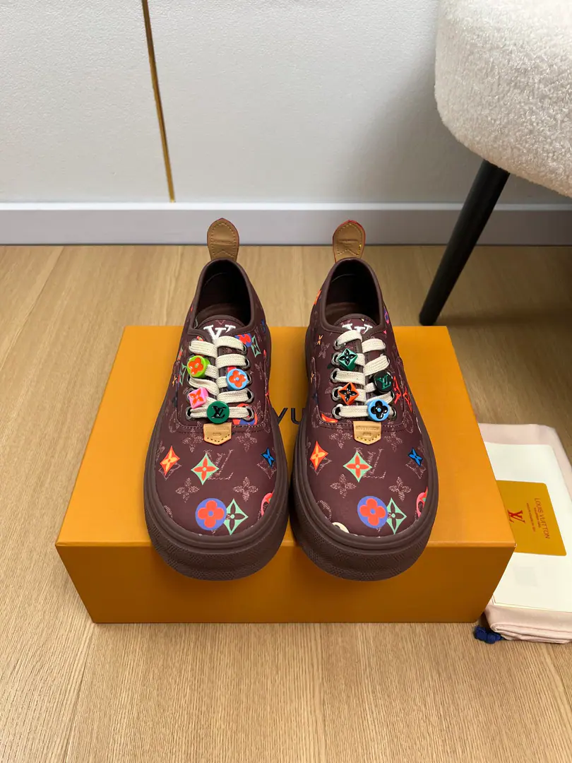 High Version🍸 Louis Vuitton Louis Vuitton. | 2026 ˢˢ LHome.2026Autumn and winter brand new. The owner of the counter is playing a newest-looking Denning cowboy. Pump flowers. Old flower. Thick Leisure sports shoes Slipboard Shoes Series〰 🔝Original purchase development for sale👍🏻Inspired by the... 2000 The ancient contours of the ages., LV Tilted It's a classic low-life man's sneakers.. It's a name that's a little slanted on the shoe tongue. LV Embroidation markings. The widebanded shoelaces are visible in proportion to the thick rubber plastics., Shoeheads. Damier Chessboard Ripples and Extradients Monogram Flower extension logo design language. This version is based on soft, fury cow leather., Leather eye blades highlight a motoon sneakers with a technologically superior processor.😍Full Details💯 ♺Shoe.: Original custom cloth stamp ♺Uchi.: Imports of sheep's skin ♺Otsumi!: Original OpenTPUSlipboard Base ♺Bottom: 3.5cm ♺Codes: 39-46（45.46Custom） ♺Packaging: Original Packaging+Aircraft box ♺Plant price: Ace of abstinence.
