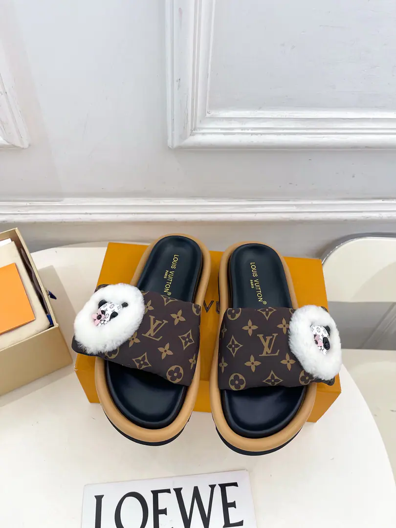 LV | Louis Vuitton. 26𝐬𝐬 🧡💚2026New Top Version⚠️ The owner of the counter is making a new payment.LV The old flower has a panda magic with a feather slipper. New hardware.🆕 ❥BSRequisition level！It's a great sense of excellence.！A huge amount of money from domestic and international bloggers., Old and fashionable. The upper toe blew up.！The boss's push.★ ━━━━━ ЅᏇєєt ━━━━━ ▪️Shoe.: Original Facsimile Specific➕Fill90White duck. ▪️Uchi.: Import mixed sheep skin ▪️Otsumi!: The original is starting to burst into the bottom. ▪️Shoes.: 35-39（40.41Custom） ▪️Price ▪️Numbering: 2608005