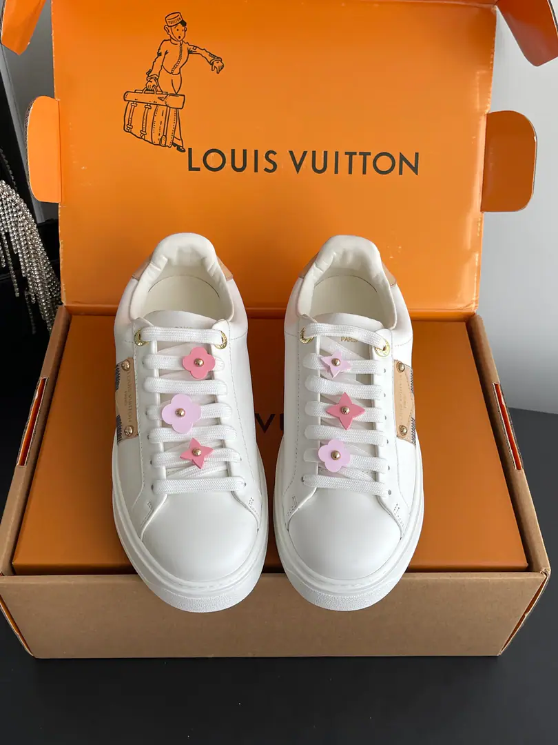 🏧𝐋𝐕Louis Vuitton. New paragraphTime Out A little white shoes for leisure. Sports shoes The perfect combination of sexual street sense and grace. You're a good guy. Between steps - Sensely. Monogram Flowers are a brand-new thing to do with the thick rubber.. The original fabric imports head-deck cow skins. The original inside is custom-made for soft sheep skin. Original OpenTPUSlipboard Base Codes: 35-41（40.41Do it.）