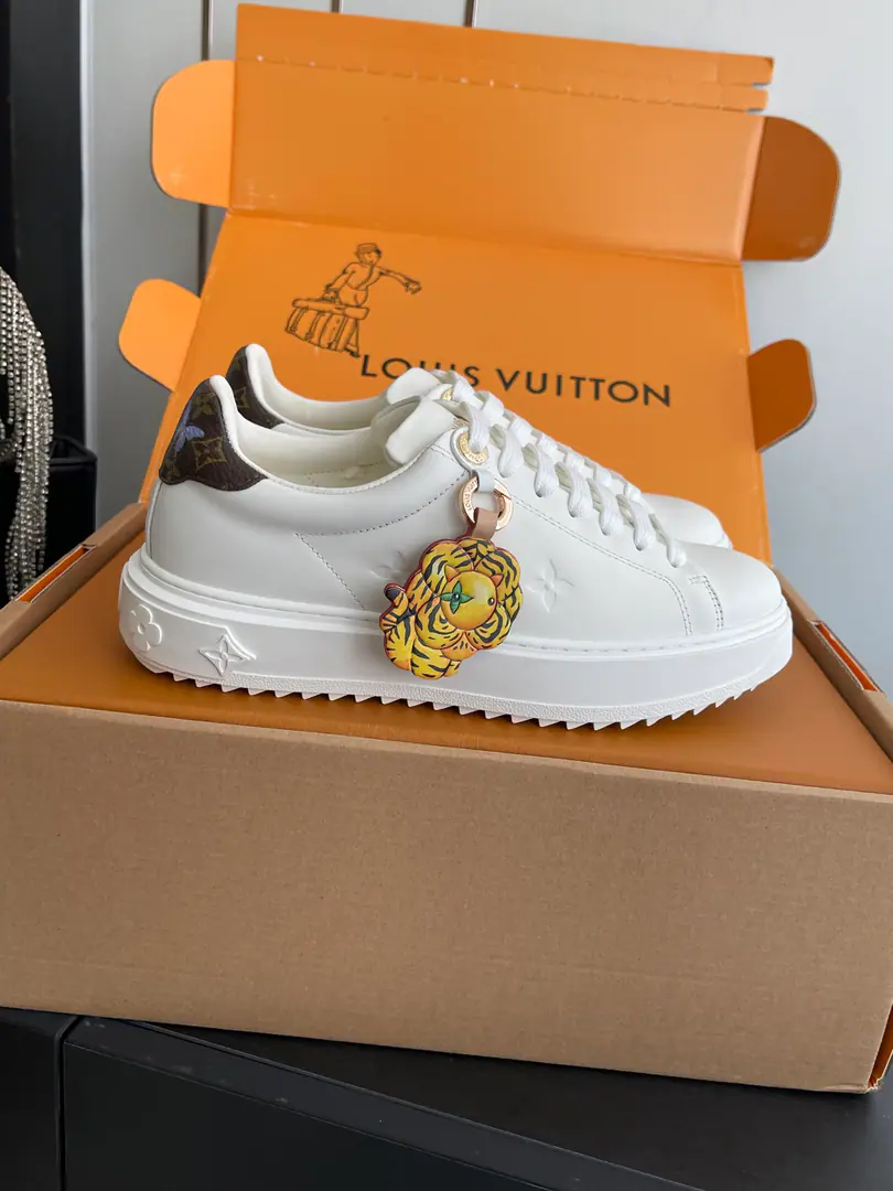 🏧𝐋𝐕Louis Vuitton. Leisureboard shoes White shoes. The super-net red fashion masters grow grass. A simple shoe-style panel design BrandLOGOPump flowers. Old flower, pick it up. Shoe-speaker. LV Circle Rubber tags are rich in detail.. The original shoe face customizes silk cow skins. The inside water dyes the skin of the cow. One-forming processEVAFoot. Original OpenTPUOtsumi! Codes: 35-41（40.41Make a reservation.）