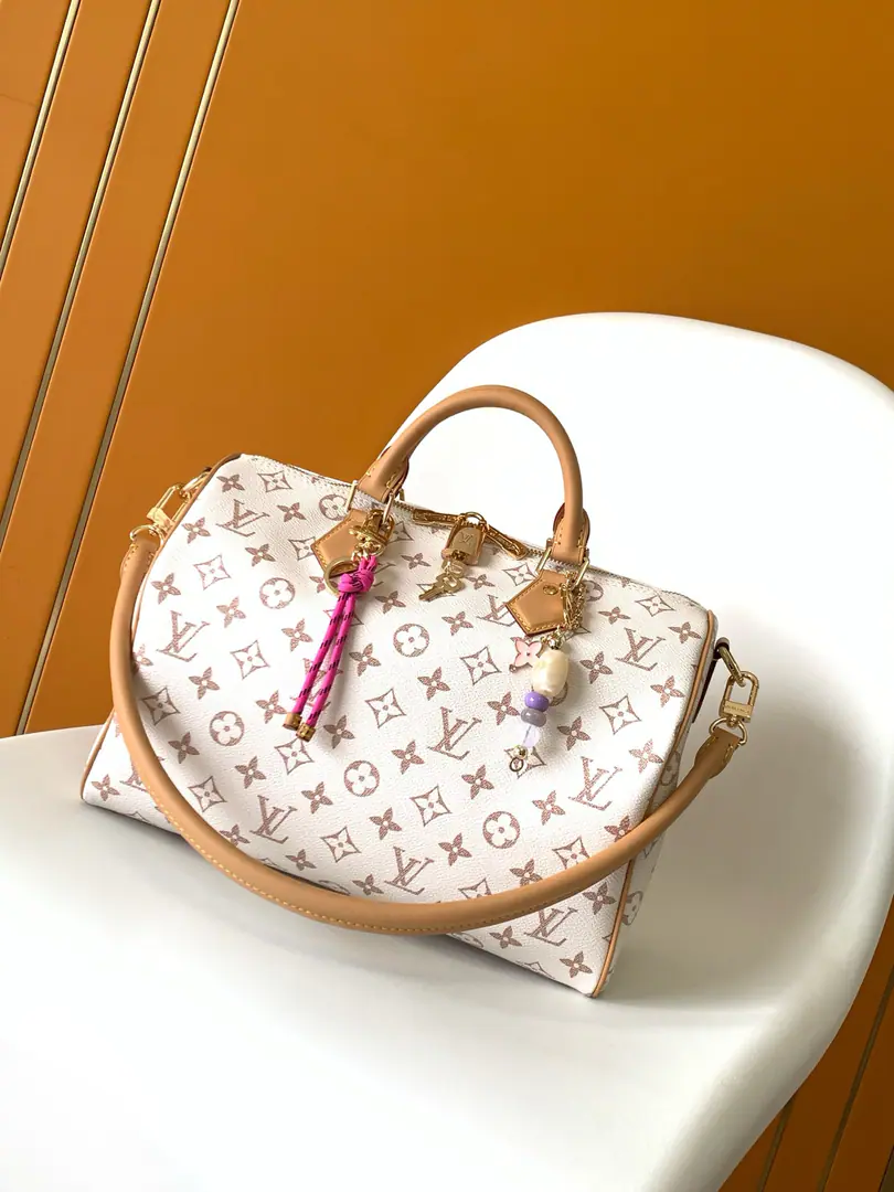 N87212Ostrich tattoos. M11495Old flower. M12243 Black M15108 The sand dune top sheet. Dynamic Variables Speedy Soft 30 Boho The bag is classic. Monogram Tiled canvas., And then the skin line and zipper in the bag.. Ostrich leather edges and bead chains converge in visual focus, Key packs and address plates together build up the details., Toron The handles are multiple ways of carrying.. 30.0 x 21.0 x 17.0 centimetres (Long x High x Kuan) • Monogram Tiled canvas. • The ostrich leather side. • Metal • Double zipper. • The zipper bag. • Pearl. • Key bag. • Name • Acceptable 9 Inch tablet computers, Zippy The wallet., 6.7 Inches of smartphones, Keys., Paper towels., Headphones, Lipsticks and sunglasses. • Weight: 0.8 kg • Shoulder belt.: Disableable, Unreconciled • Half a band.: 24.0 centimetres • Hand handle.: Hand handle.