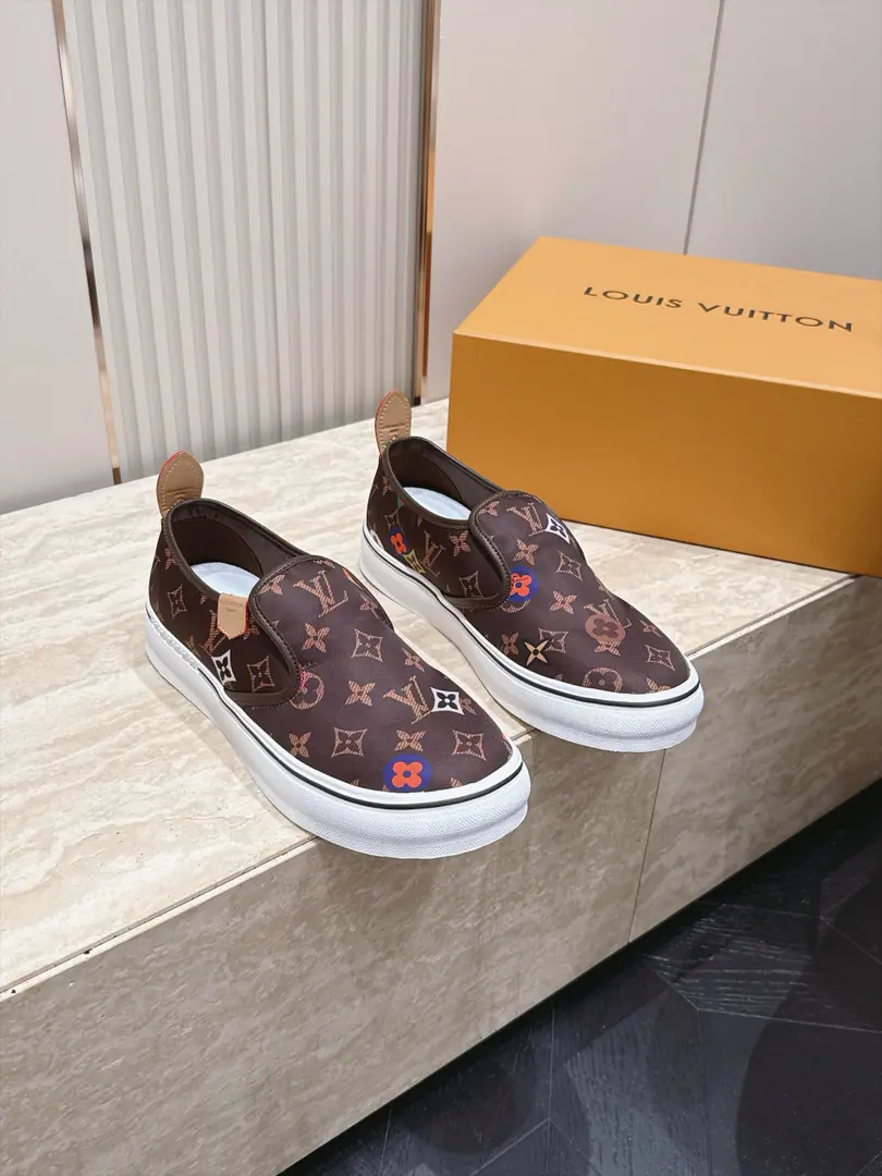 Men LVLouis Vuitton.LHome. The newest cowboy in the world with a donkey. Pump flowers. Old flower. Thick Leisure sports shoes Skis. Original procurement development Make the goods. This one.Lagoon Sports shoes for extraction Monogram Daningbu!, It's a classic.. The leather is wearing Louis Vuitton's logo., The glossy eye., The edges and shoelaces show the details., Dot Monogram The flower's rubber is so perfected. ▪️ Fabulous.: Customize head-deck skin ▪️ Uchi.: In the cow's skin. ▪️ Shoes under the sole.: Original Open Model Slide-InTPUMaterial ▪️ Bottom: 2.5CM ▪️ Size: 39-45