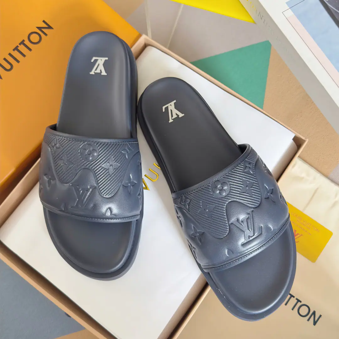 Top Version: Men LVLouis Vuitton. Donkey.LHome. MiamiSeries Emboss Pump flowers. Cool. Original procurement development Make the goods. Paragraph Miami The cool drag will be enlarged. Damier Weaving the pattern into the surface of flowers, ♪ And then a breath of grace ♪. The broad shoe face can be tangled by magic., It's a combination of a resilient shoe pad and a light microbone. Send a cabinet for fine packaging🛍📦 ▪️Fabulous.: Original customized import of head-level cattle skin ▪️Uchi.: Imports of soft sheep skins ▪️Shoes under the sole.: Original modeling smooth-foil bubble material ▪️Bottom: 3CM ▪️Size: Men38-46