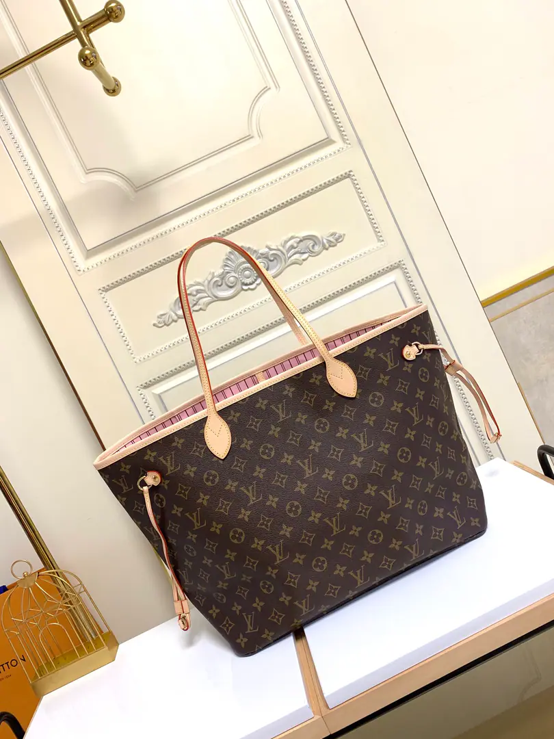 Big number., Dynamic chip C【 It's so exclusive.M40990Big number.M40990】 🎀🎀Classic shopping bag.💋💋Louis Vuitton. Neverfull A new classic handbag., Explore the fine details in the bag. The redesigned insides used fresh fabric lined and inspired by the retrograde details of the Louis Vuitton archives., There's nothing more commendable than a detachable zipper., It can be used as a handbag, either alone or in a handbag., And as an extra pocket.. The bright liner is Monogram The classic canvas adds more lively sense of activity.. Medium Size: （32*29*17） Large size: （40*33*20）