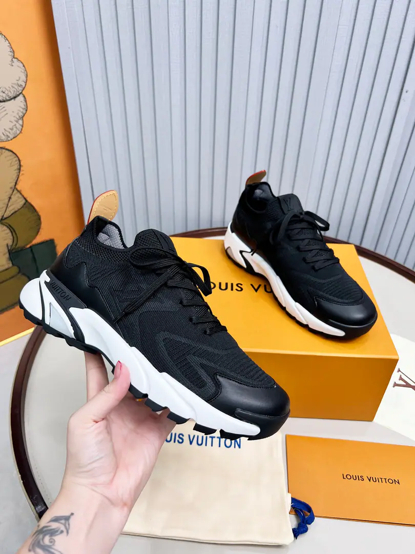 Top Version LVLouis Vuitton. LDonkey.Runner TaticSeries Thick Leisure Sports shoes Run-shoes. Original procurement development Make the goods. Paragraph LV Runner Tatic The sneakers blend with fabrics of flying fabric., Inspired by the traditional hiking shoes.. LV Letters written on one side, Louis Vuitton logo, Light, grinding rubber outside perfects the whole. Send a cabinet for fine packaging🛍📦 ▪️Fabulous.: Pre-release customized fabric ▪️Uchi.: The original custom-made air network. ▪️Shoes under the sole.: Original model-based skating rubber combination material ▪️Bottom: 4CM ▪️Size: Men39-45