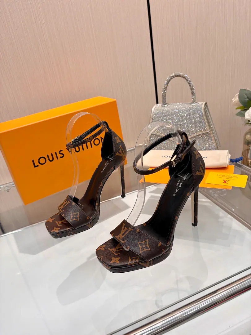 Plant price Requisition level】, Louis Vuitton 2026The official spring and summer series.！Perfect., New heels.🆕, Synchronise update of the network Lv- The drill.“logo”With a little bit, Shoe-face ironing rig., The details are full., The effect visual feast.💯It's hard to hide.lvThe grace is just fine., The upper foot is comfortable., Women are so good.. New original inverted, model, Extreme1:1shape, You're a good worker., Importing high-end fabrics shows a sense of precision.！ Fabulous.: Import net veil/Jelly. Uchi.: Quality sheep skin. Foot.: Jelly., Italy is a big-ass country. 11- The squares./1.5A cubic water table covered with face skin Codes: 34-41（34.40, 41, Customize or not change） ​