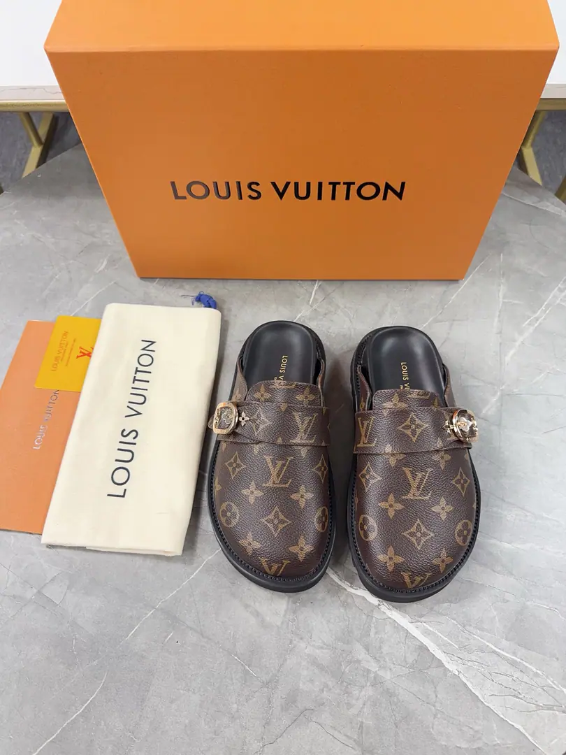 Couple money.👩🏻👱 Series slippers Half bag tow. louisvuitt…on fw. new arrival～ L…v aspen Water table slippers LHome.2025Autumn and bracken slippers.🆕New Classicmonogram Bulb material from the bottom, The thicker floor is full of comfort.💯 Full gain.💯 The inside sheep. size 35-45