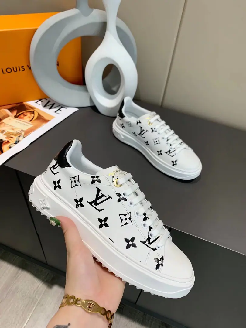 The money comes in., Big deal.！This section Time Out The thick outer edge of the sneakers is... 3D Version ShowLvWords and Flowers, New Tide Fashion. Fabulous.: Silk cow skin., I'll put my foot on the skin inside.（Bullskins.）.6Color: All black., Blue, Pink, White, Black and white.Yellow.Match: Female35—40《34,41,42It's a deal.》.You can be a man.38—45.