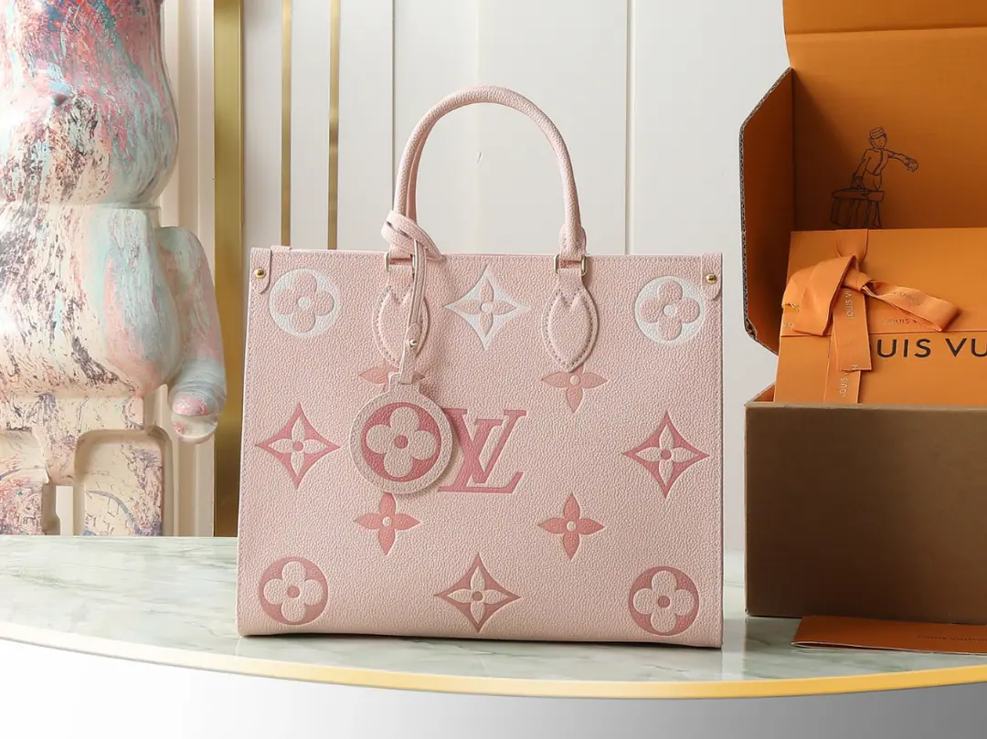 【Top First List It's so exclusive.】M46542Pink silk prints. The Four-Back Mommy Bag Series. M45595Pink Gradient New money for the season ONTHEGO Medium Handbag Paragraph OnTheGo Medium Handbag for material. Monogram Empreinte Leather., Monogram The pattern is slowly spreading., And dissipate from the handle.. Medium model with sufficient capacity, Capable of laptops and other daily supplies. The leather handles and the long purses are changed to the back of the hand.. Detailed features35 x 27 x 14 centimetres.