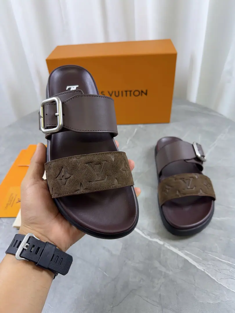 2026New top version of the paragraph: Men LV Louis Vuitton. LHome. Donkey.VeniceSeries Thick - Slugs. Original procurement development Make the goods. Paragraph LV Venice The sand is a pear of cattle leather. Monogram Ballast, A smart little bit of a jig.. A strap-up shoe with a big square button., The cushions and the flexy miniature outers create a light and comfortable wear experience. Send a cabinet for fine packaging🛍📦 ▪️Fabulous.: Original import of head-level cattle skin ▪️Uchi.: The original custom is in the sheep's skin. ▪️Shoes under the sole.: Original modeling smooth-foil bubble material ▪️Bottom: 3.5CM ▪️Size: Men38-47