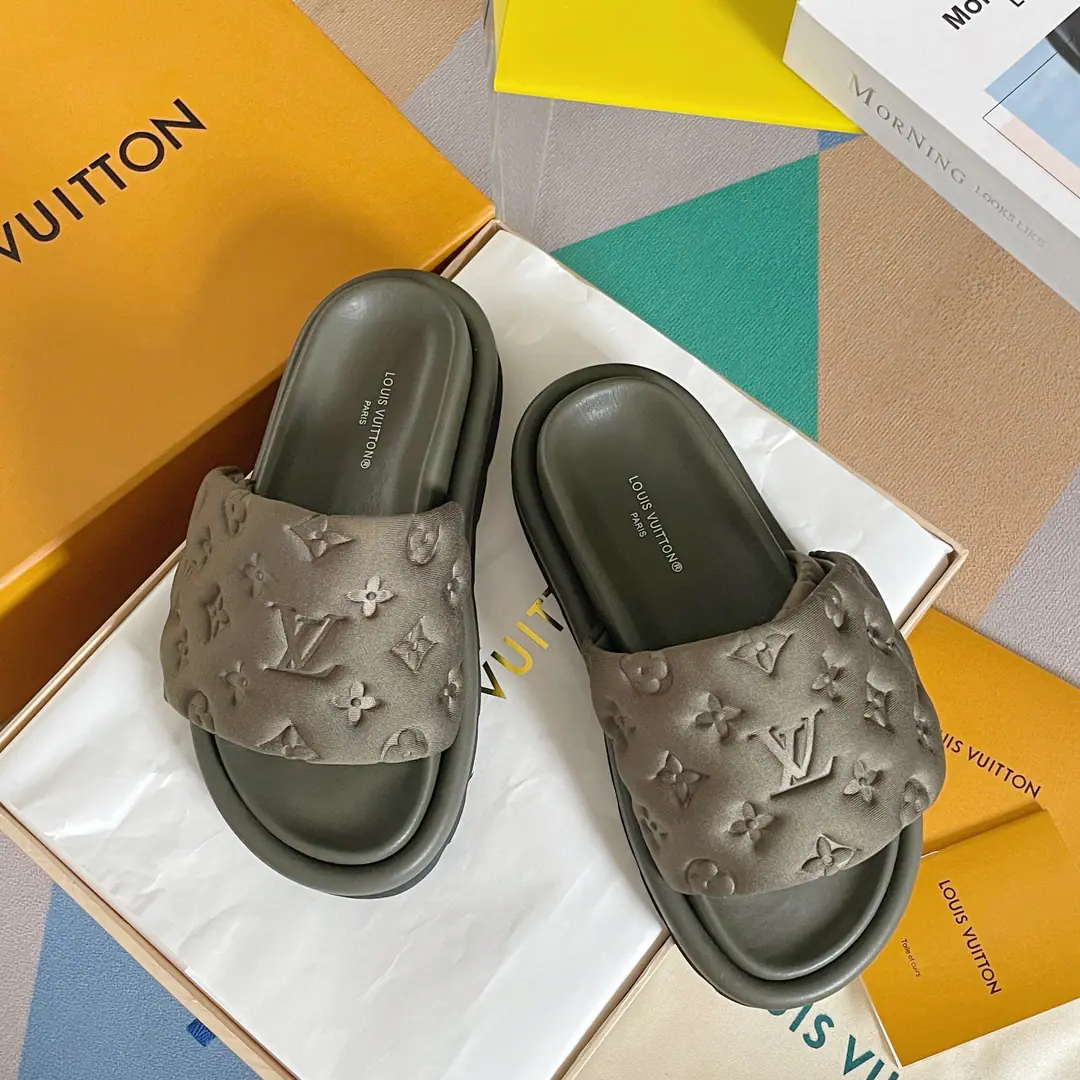 Top Version LVLouis Vuitton.LDonkey. OOL ILLOW COMFORT Magic stickers. Emboss Bread. Flat sandals. Original procurement development Make the goods. Paragraph ool illow Comfort Sub-floor cool towing with cushion for chlorbutyl rubber, Shape a comfortable wide shoe., Then the classics were printed. Monogram Pattern. Magic stickers are easy to adjust., Rough shoes and a convex to perfect the whole.. Send a cabinet for fine packaging🛍📦 ▪️Fabulous.: Original customized technology fabric ▪️Uchi.: Imports of soft sheep skins ▪️Shoes under the sole.: The original model of the rubber bubble is a big one. ▪️Bottom: 4CM ▪️Size: 35-40