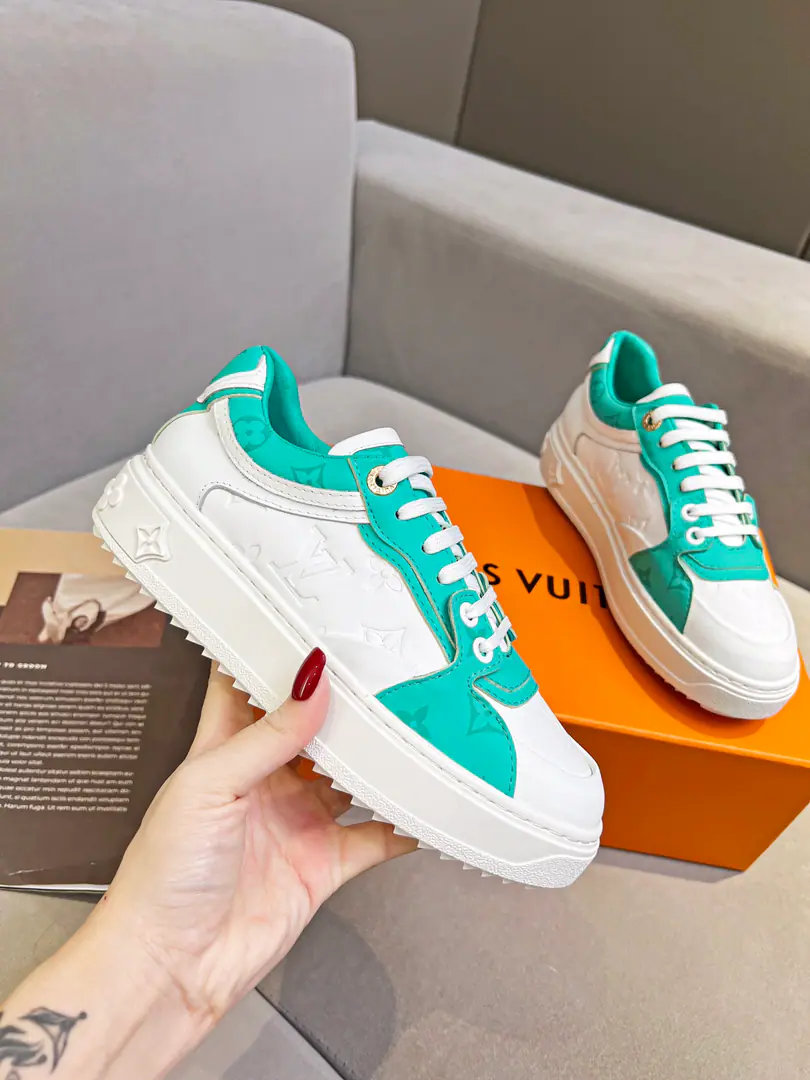 Time Out LVI'm putting my sneakers in Louis Vuitton. 2023 The fashion element of Spring and Summer.. Leather shapes the luggage plate., "and echo the line of darts. Soft cow leather stamped on you. Monogram Pattern, Monogram Flowers with thick rubber outside.. Detailed features Monogram Skins of the oxen. Clip the rubber outside. LV Little white shoe letters and laces. Louis Vuitton Baggage Decoration Peeping eyes, the Louis Vuitton logo. There's a back end. Monogram Painted canvas. There's a side of it. Monogram Flowers.. Codes35-42.Welcome to the top sheet.！
