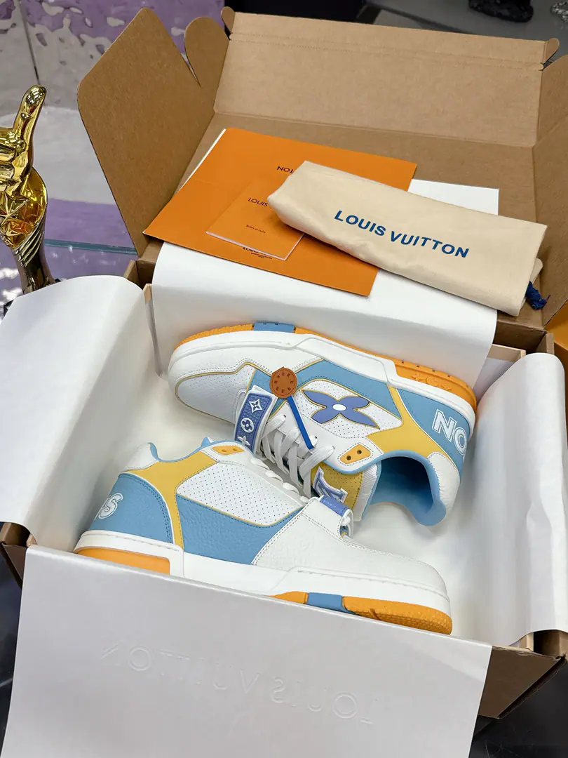 Plant Top VersionLVA new magic stick. Couple money. LV Louis Vuitton.LHome. Trainer New paragraph Leisure Sports shoes Skis. LV Trainer The inspiration for sneakers is from the ancient basketball shoes., Representative Virgil Abloh The idea of a landmark design A contemporary show of the ancient basketball shoes.. Pyre leather. The latter echoes the designs of the season's dressmaking series.. Monogram Flowers on the rubber bottom, LV Letters with shoe tongues. ✔️Fabulous.: Original customized head-level cattle skin ✔️Uchi.: The original custom-made air network. ✔️Otsumi!: DoubleTPUGroup Bottom ✔️Bottom: 3CM ✔️Size: 35-45